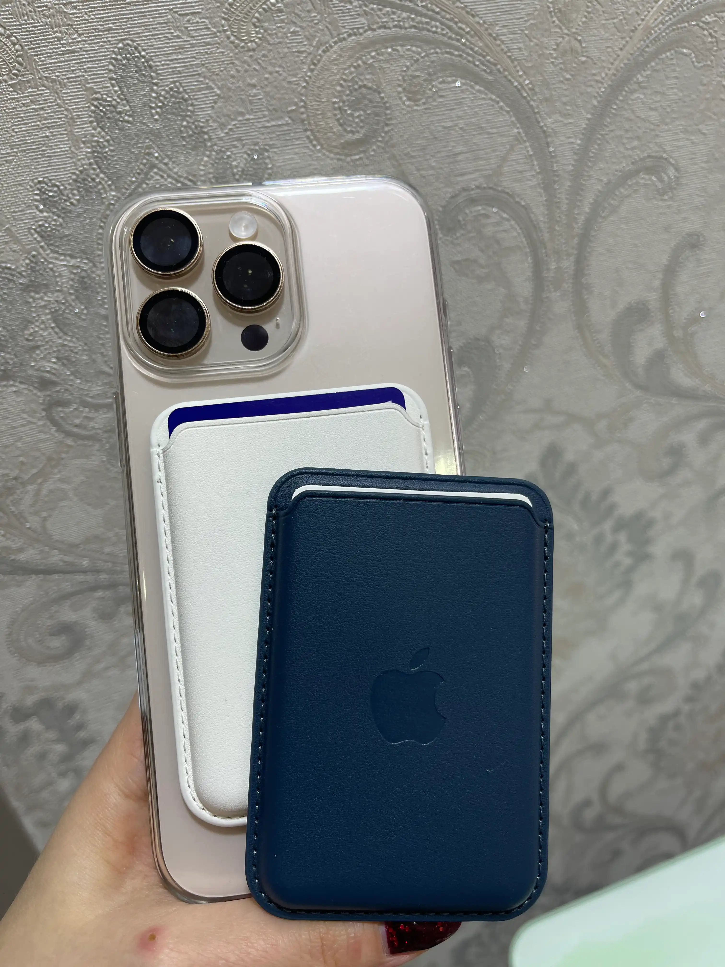 IPhone uchun MagSafe qo‘llab-quvvatlanadigan logotipli charm kartxolder