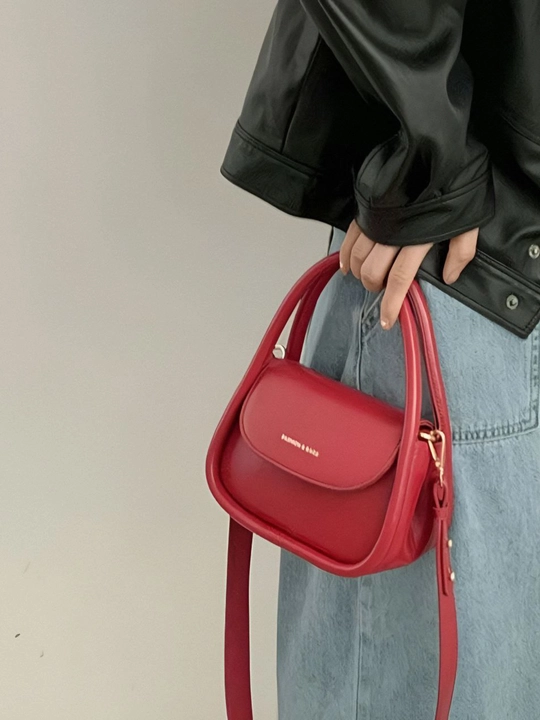 Ayollar sumkasi, mini bag, yelkama, tasmali. O'rtacha razmerda