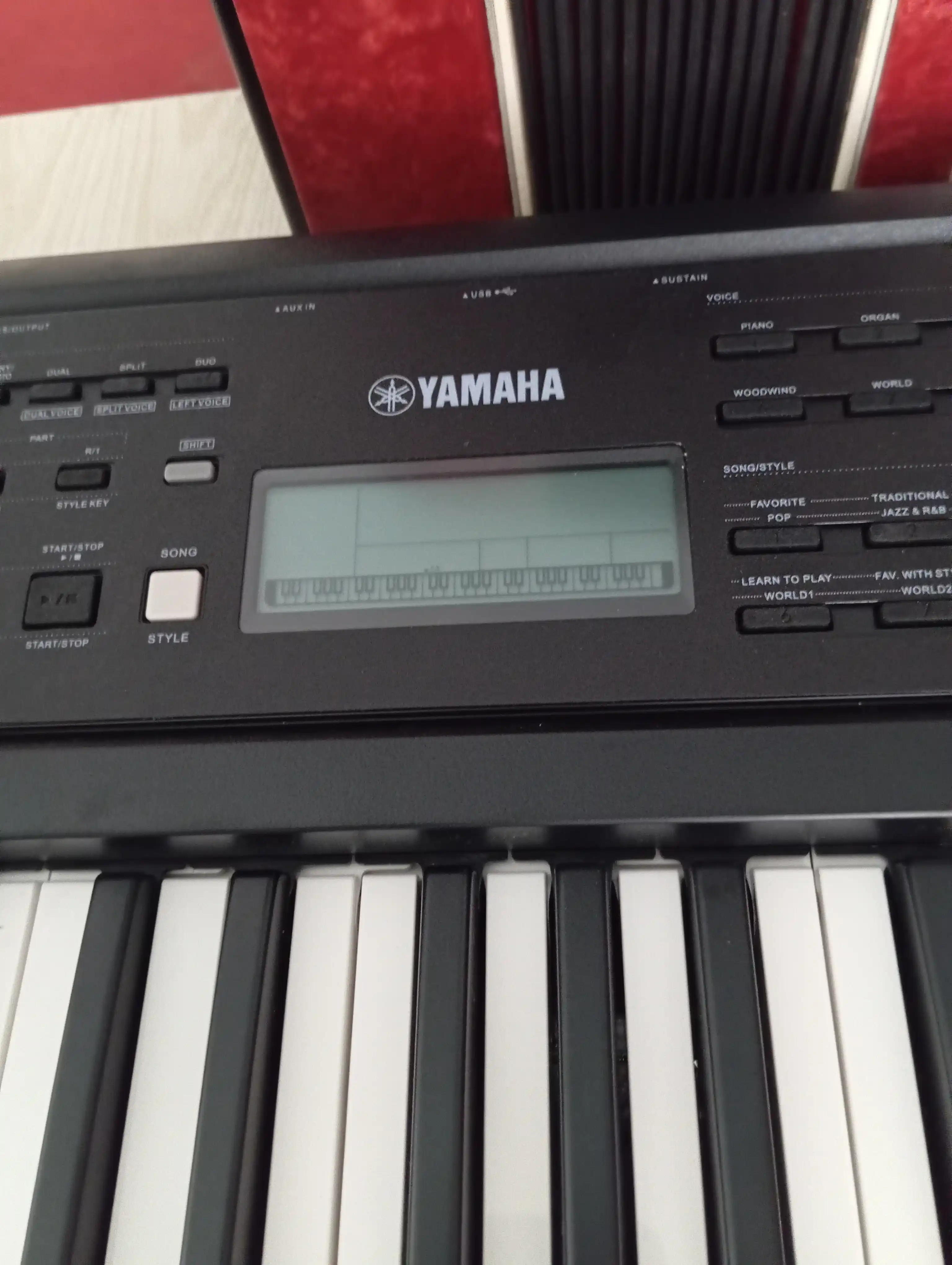 Sintezator YAMAHA PSR-E383