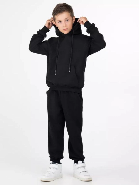 Kapyushonli sport kostyumi