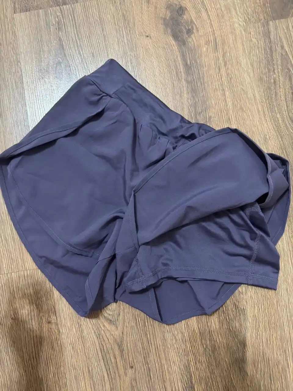 Ayollar sport shortigi, ikki qavatli, velosipedlar bilan, baland o‘rindiqda, taytslar bilan