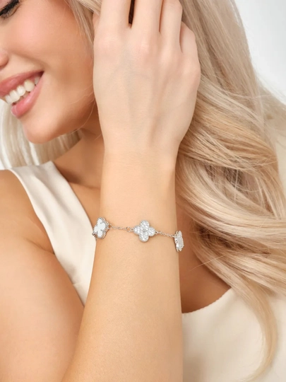 Ayollar va qizlar uchun bilaguzuklar Van Cleef, rangini o'zgartirmaydi va qoraymaydi