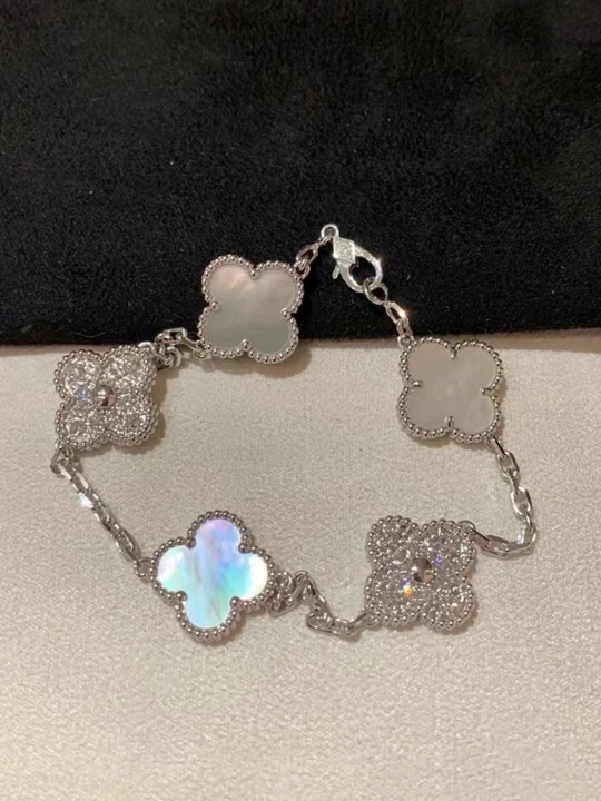 Ayollar va qizlar uchun bilaguzuklar Van Cleef, rangini o'zgartirmaydi va qoraymaydi