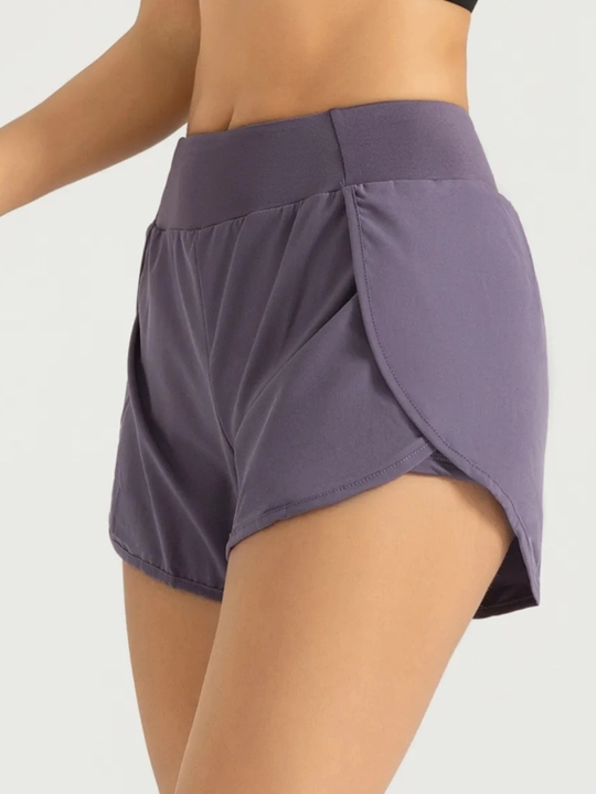 Ayollar sport shortigi, ikki qavatli, velosipedlar bilan, baland o‘rindiqda, taytslar bilan