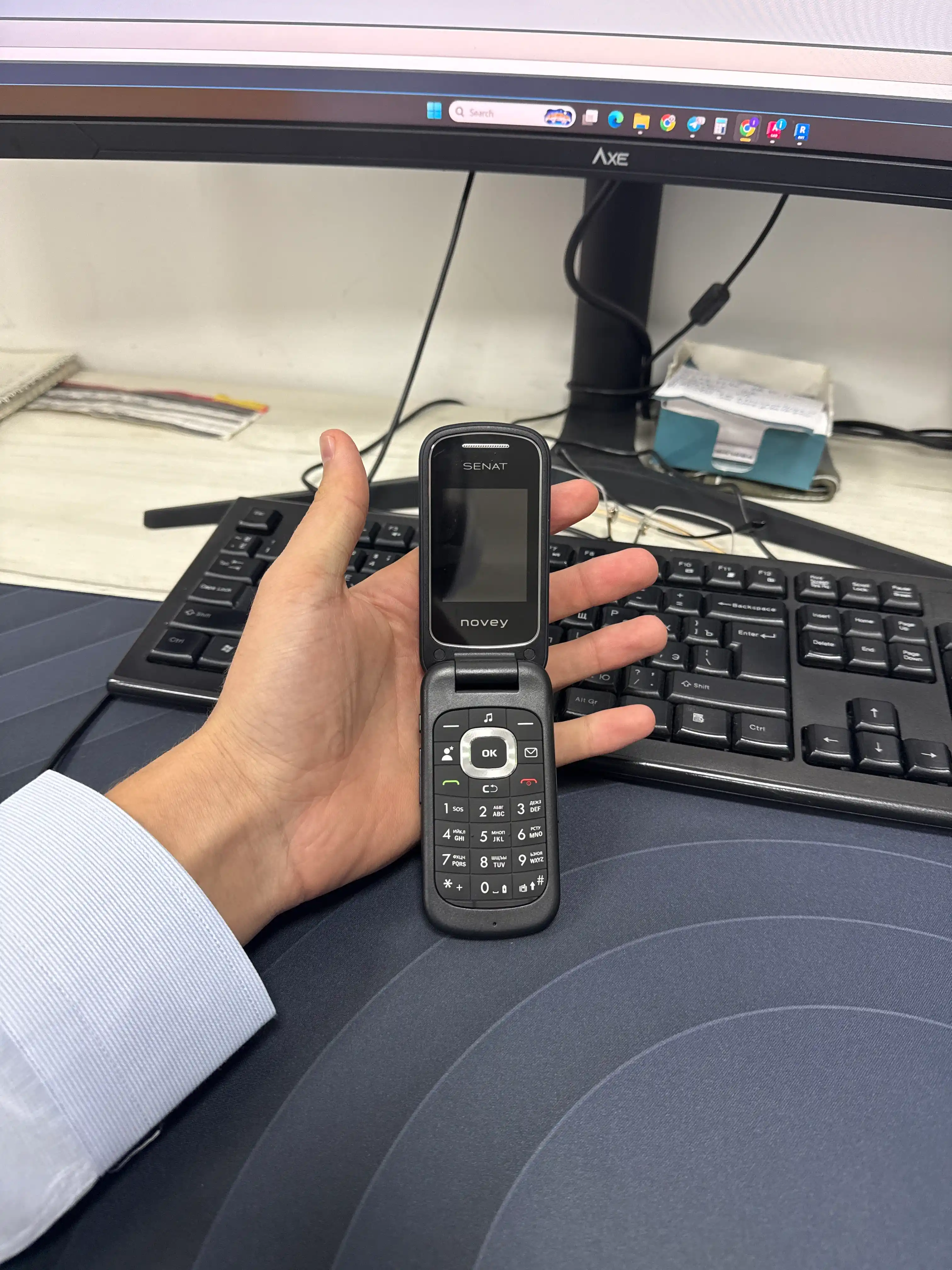 Novey Senat GSM mobil telefon-raskladushka, 2 SIM, kamera bor