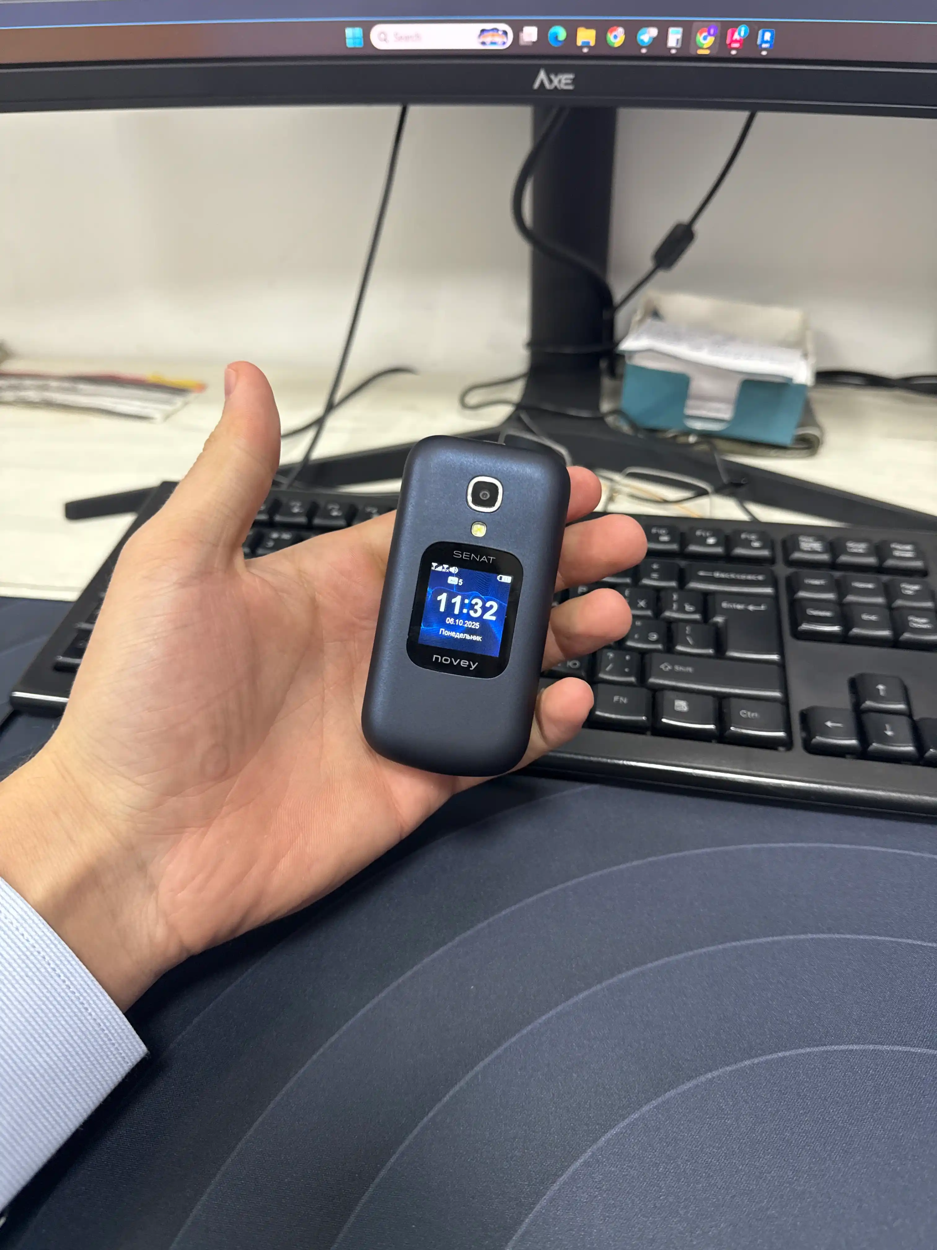 Novey Senat GSM mobil telefon-raskladushka, 2 SIM, kamera bor