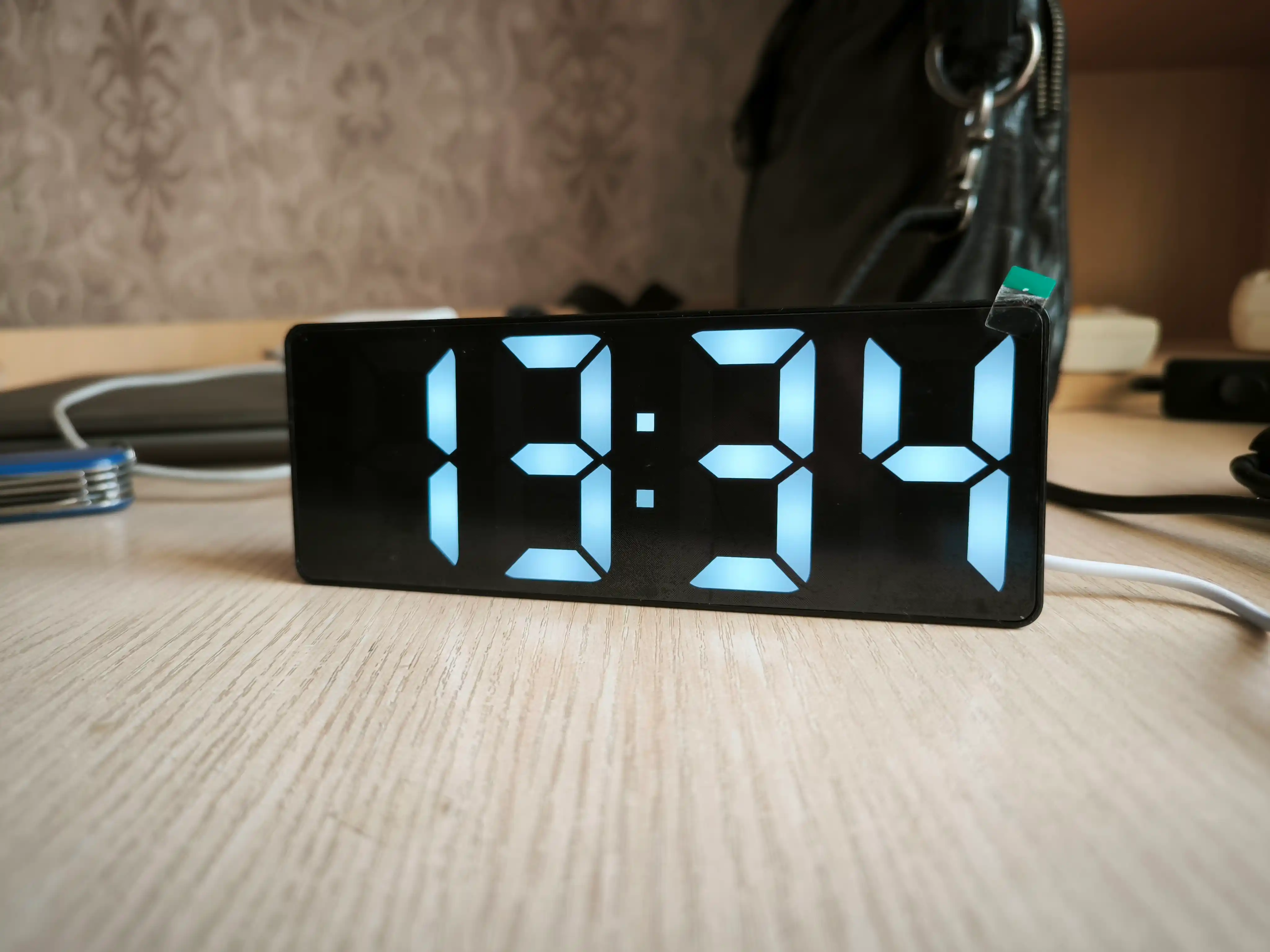 Stol soati elektron, tarmoqdan ishlash, ko‘p funksiyali, yoritgichli va budilnik bilan