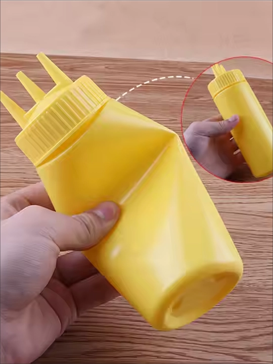 Qopqoq va nay bilan shaffof plastik sousli dispenser shishasi