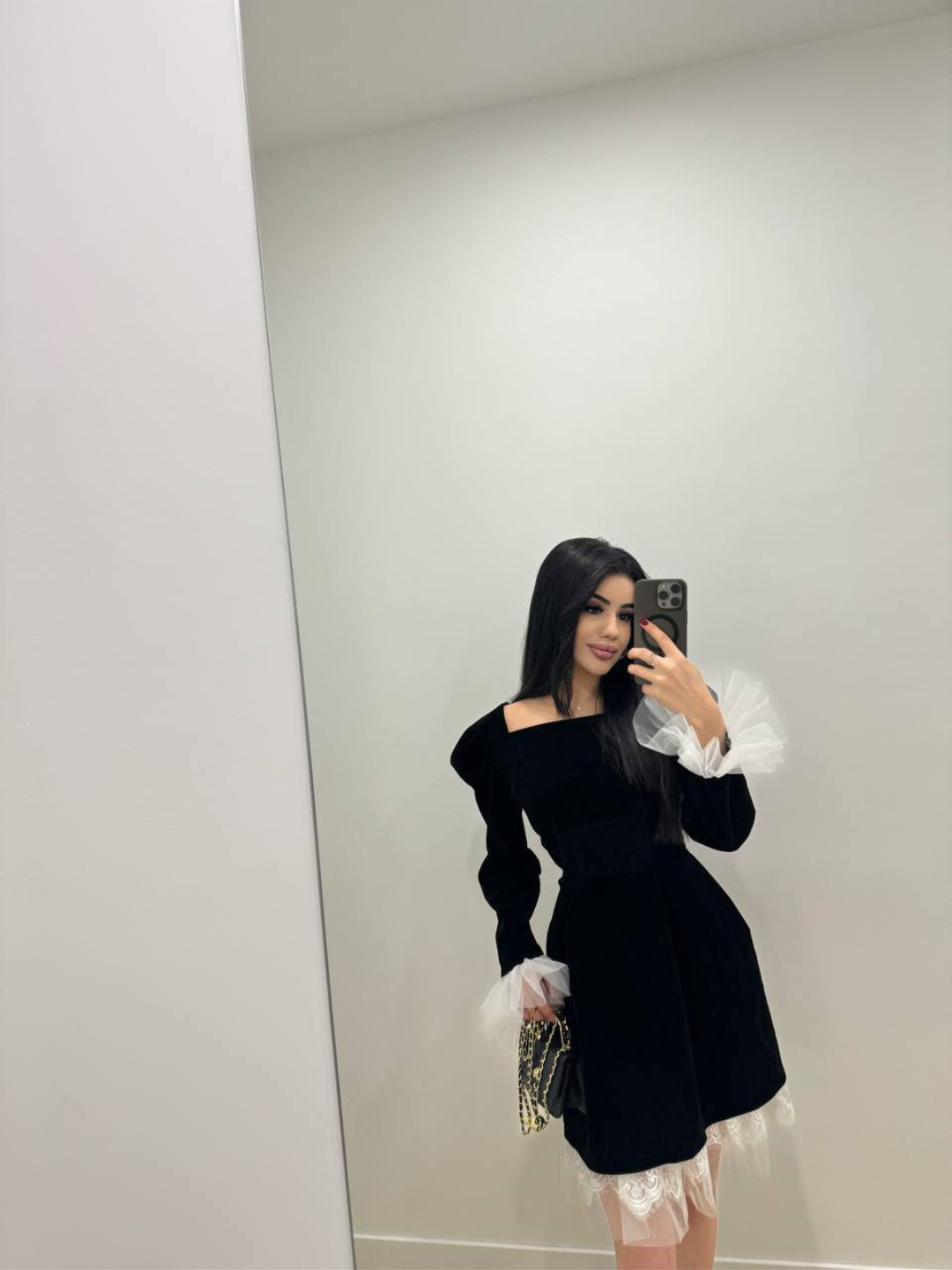 VK-da jinsiy sanat Ayollar hojatxonasida porno kamera