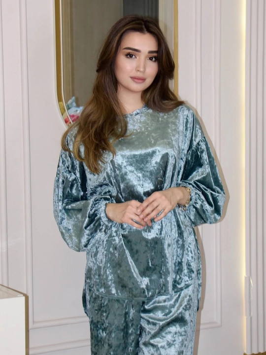 Uy kostyumi, velyur, Sarah shimlari bilan, S