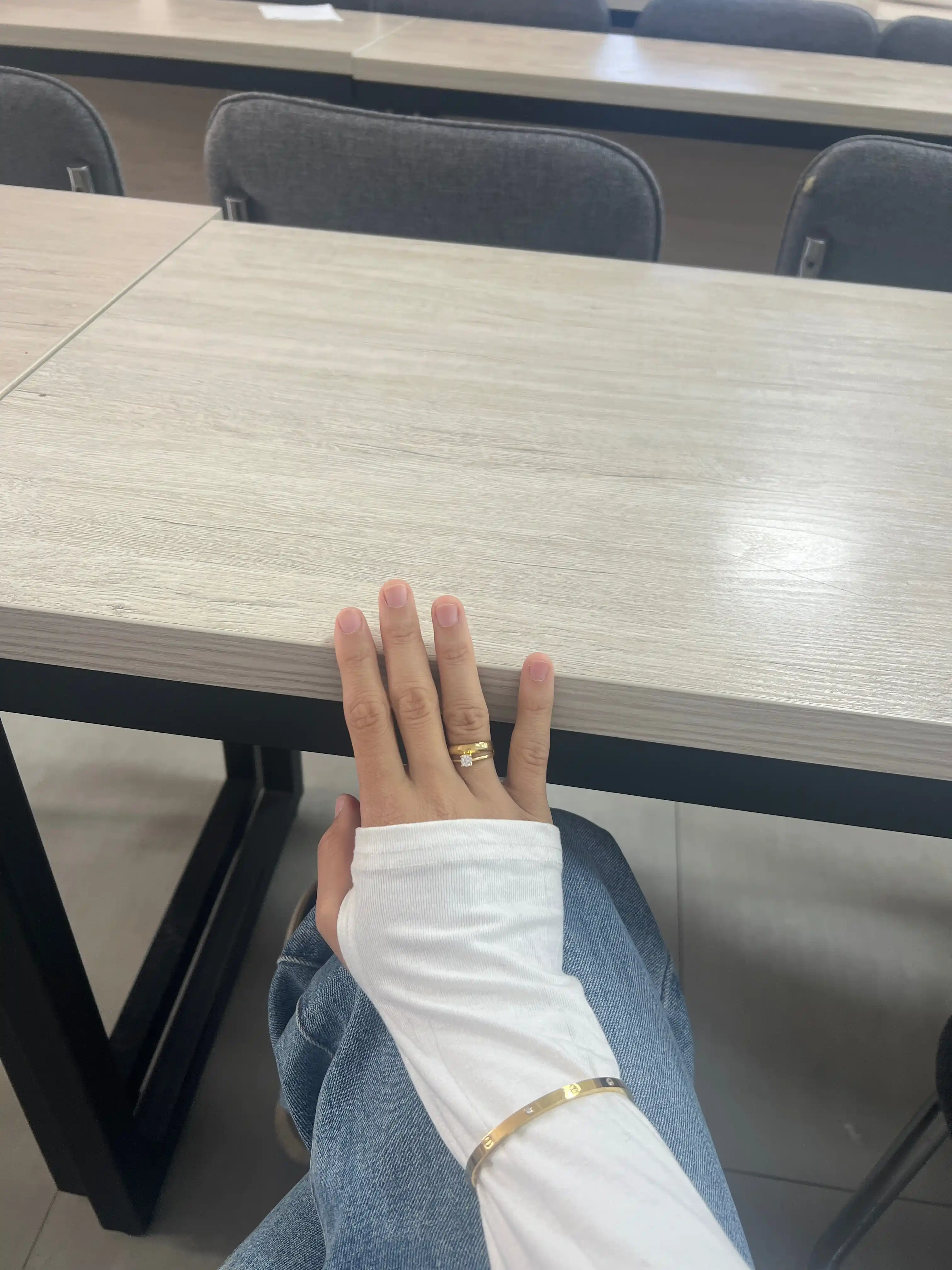 Oltin bilan qoplangan fianitli kumush uzuk 925 proba
