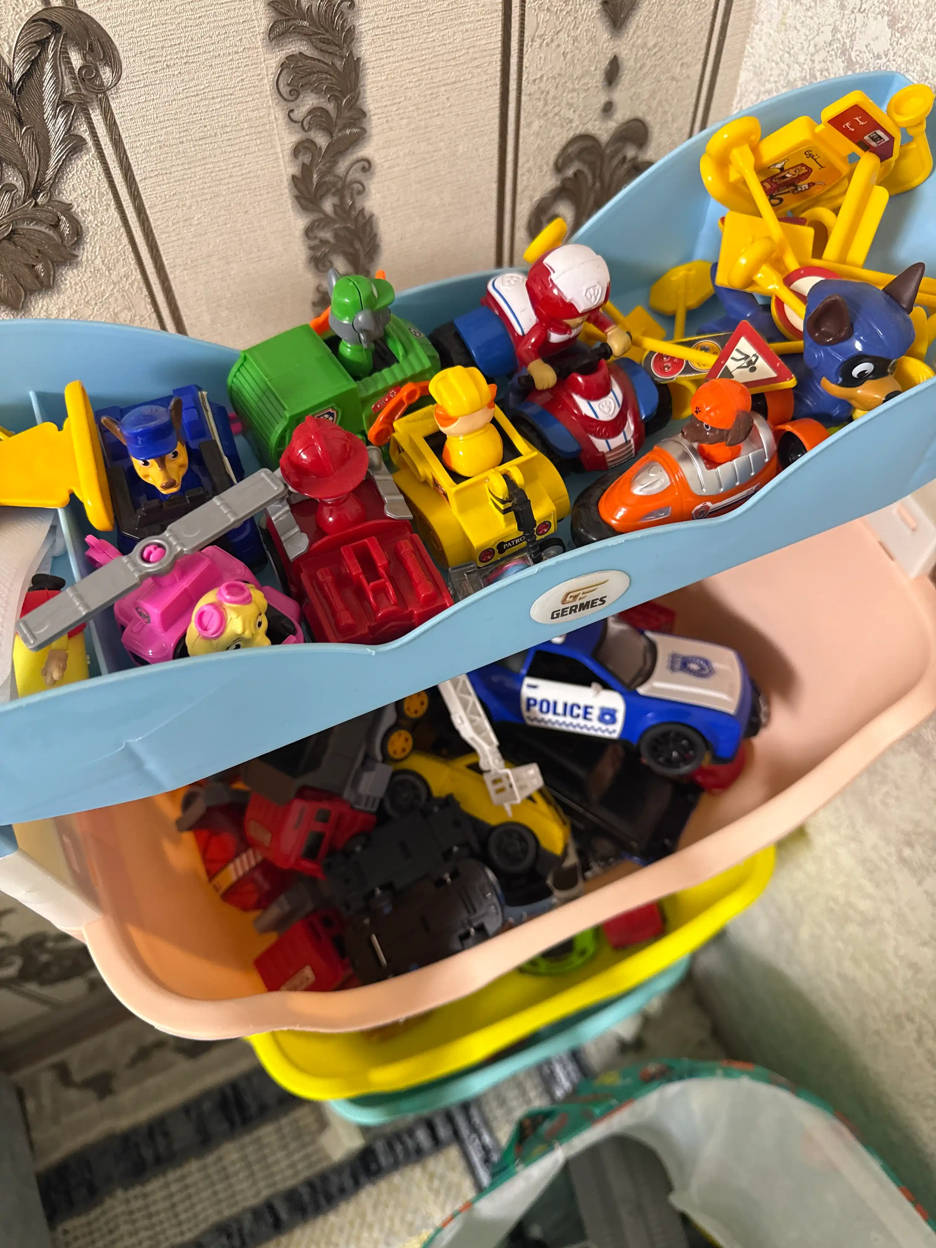"Posbon kuchukchalar" barcha qaxramonlari to'plam ichida Paw Patrol