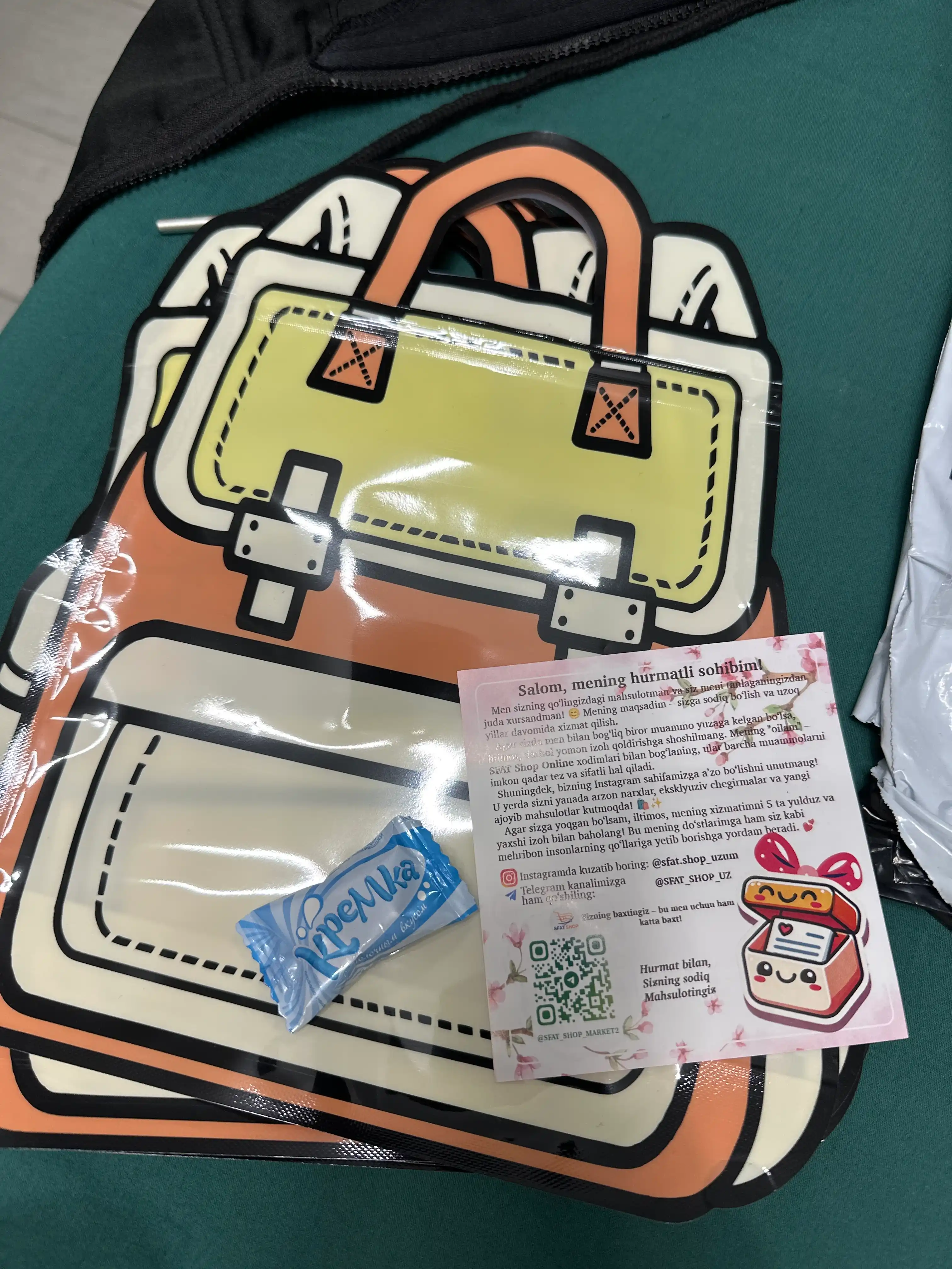 Maktab va bog‘cha uchun sovg‘a paketlari — shirinlik va pechenyelar uchun paket. 28x24sm