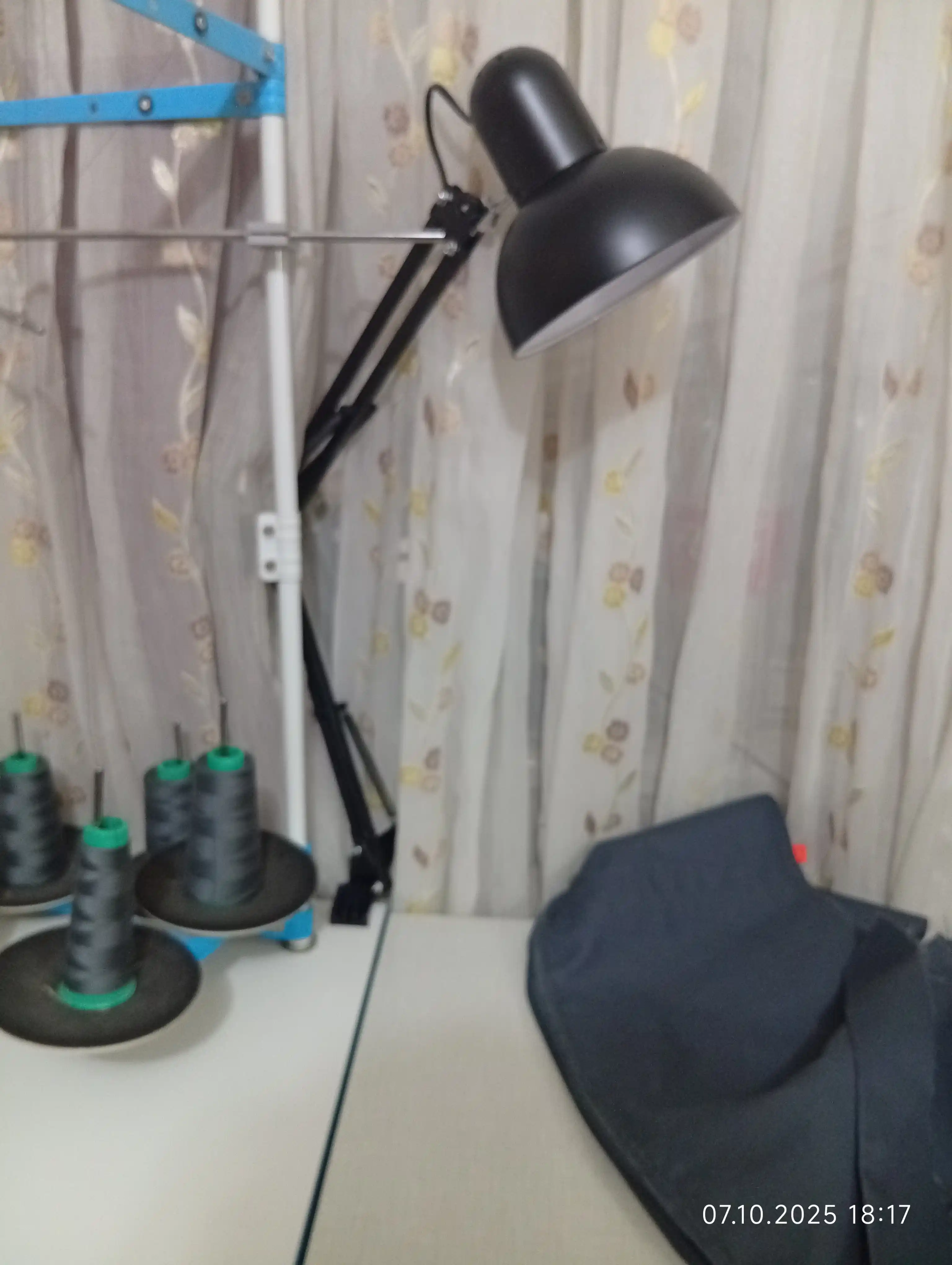 Stol chiroq, Piksar lampasi, metal korpus o'quvchilar uchun svetilnik chiroq qora, oq rang