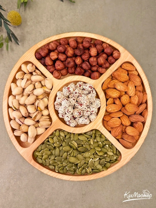 Yog‘ochdan yasalgan, bezakli, dasturxonga tortish uchun patnis