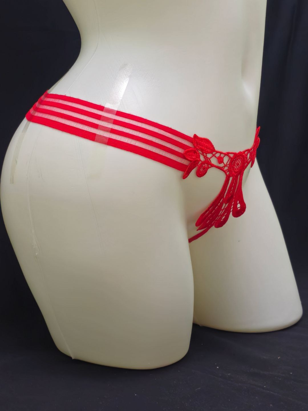 Chubby porno aktrisa Anjelina Kastro nafaqat sikni soradi, balki qattiq sikadi