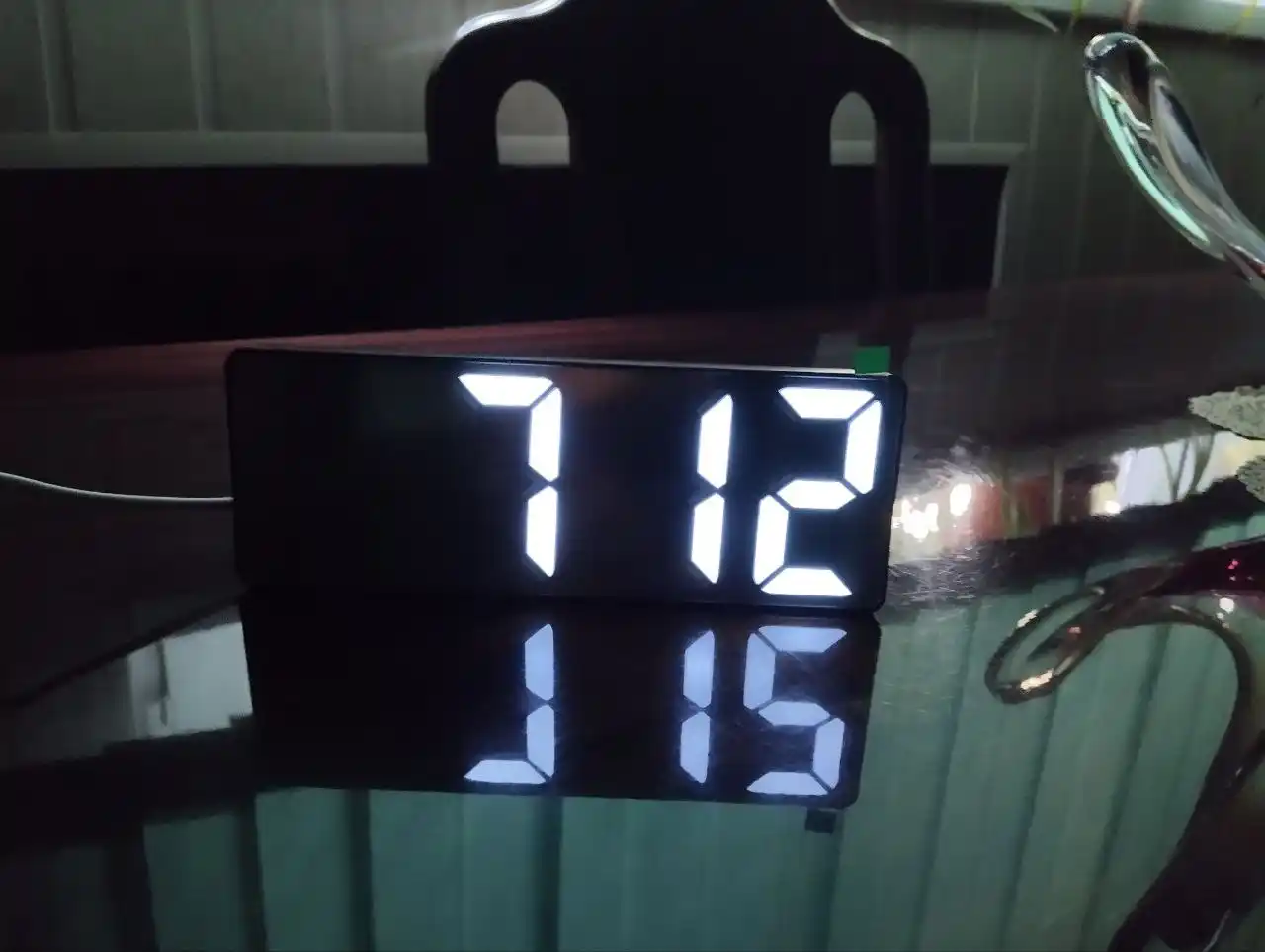 Led soat, elektron budilnik, stol, retro uslub