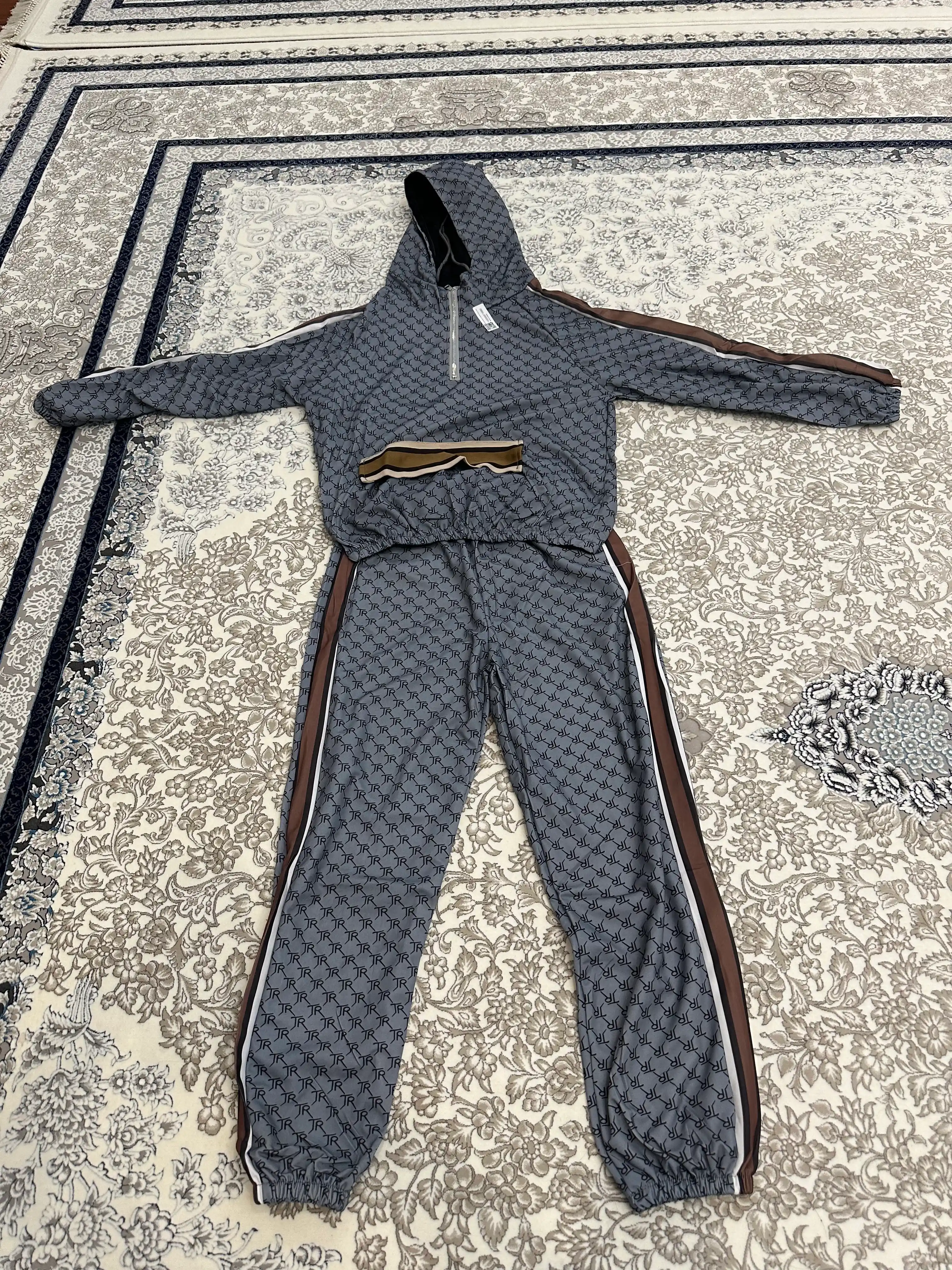 Ayollar sport kostyumi