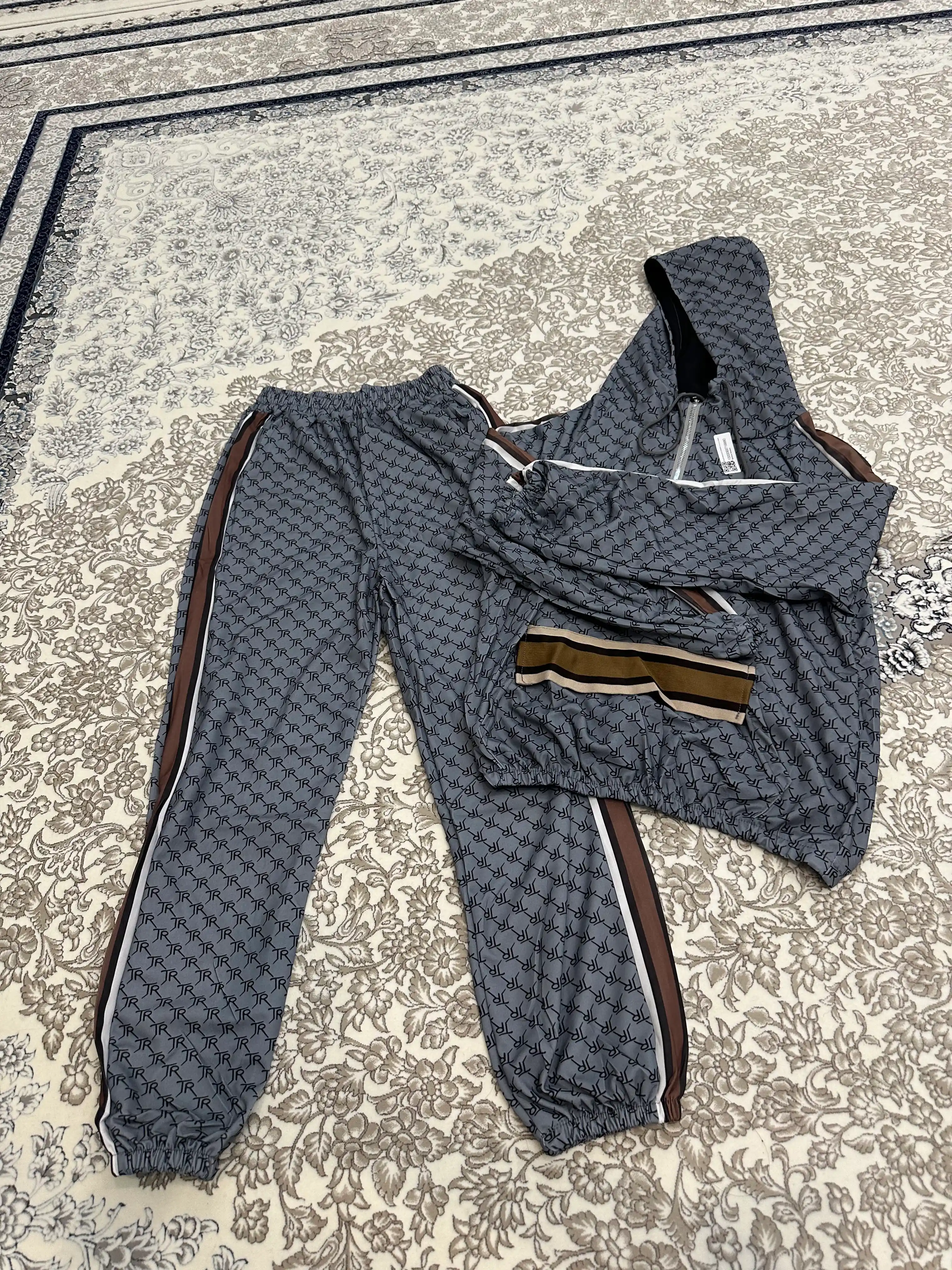 Ayollar sport kostyumi