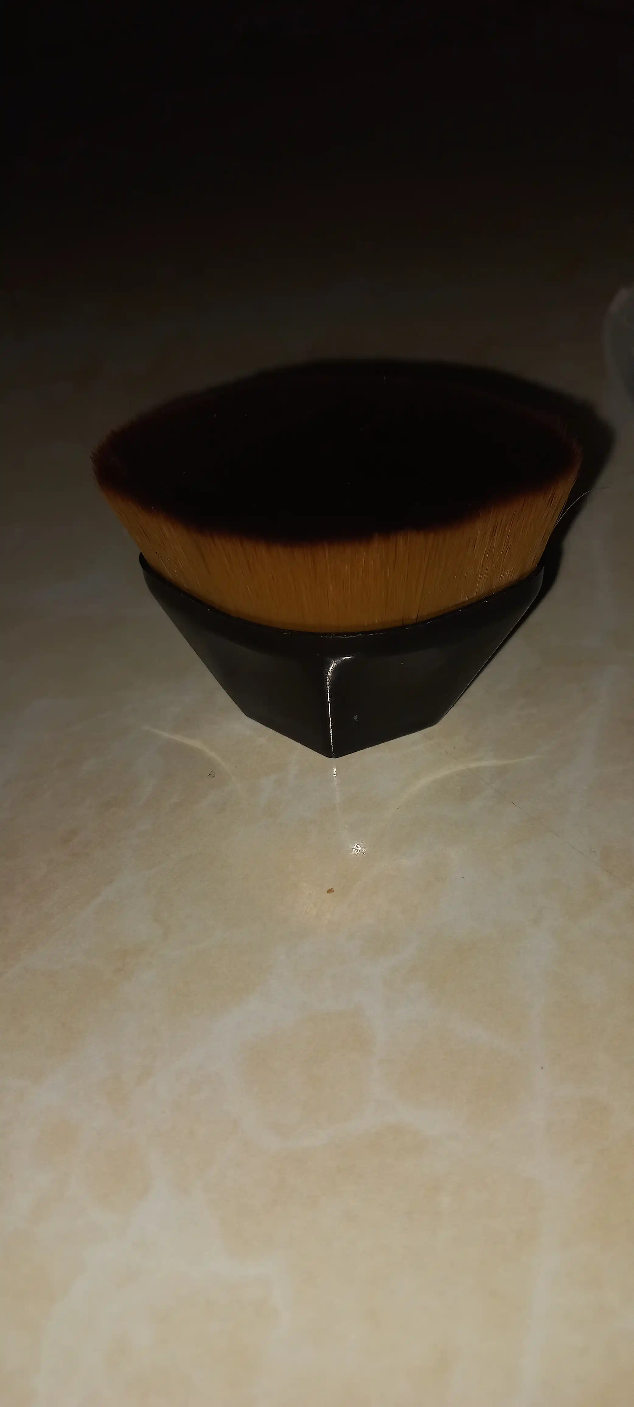 Tonal asos uchun ultrayupqa cho‘tka, pardoz uchun kistochkalar, kabuki cho‘tkasi