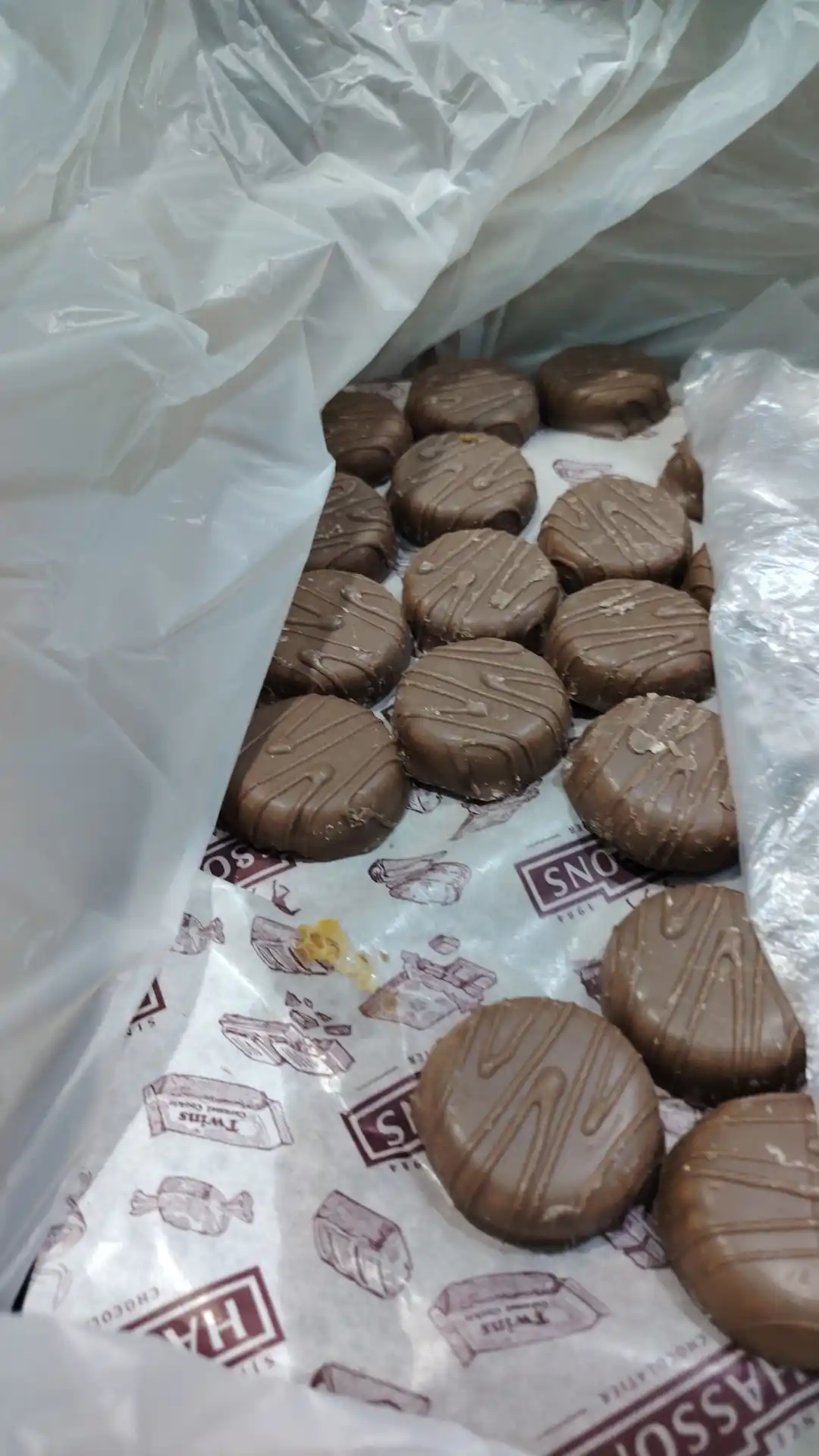 Печенье бисквит с карамельной начинкой, в молочной и белой глазури, 2 кг