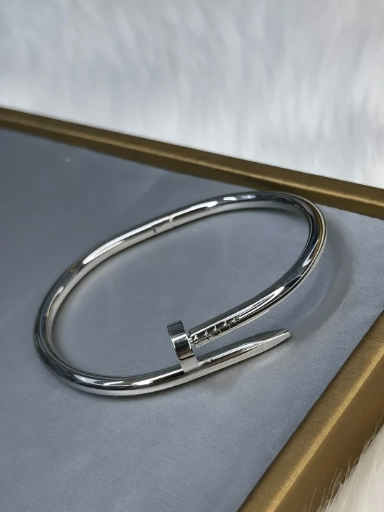 Cartier браслет , не темнеет