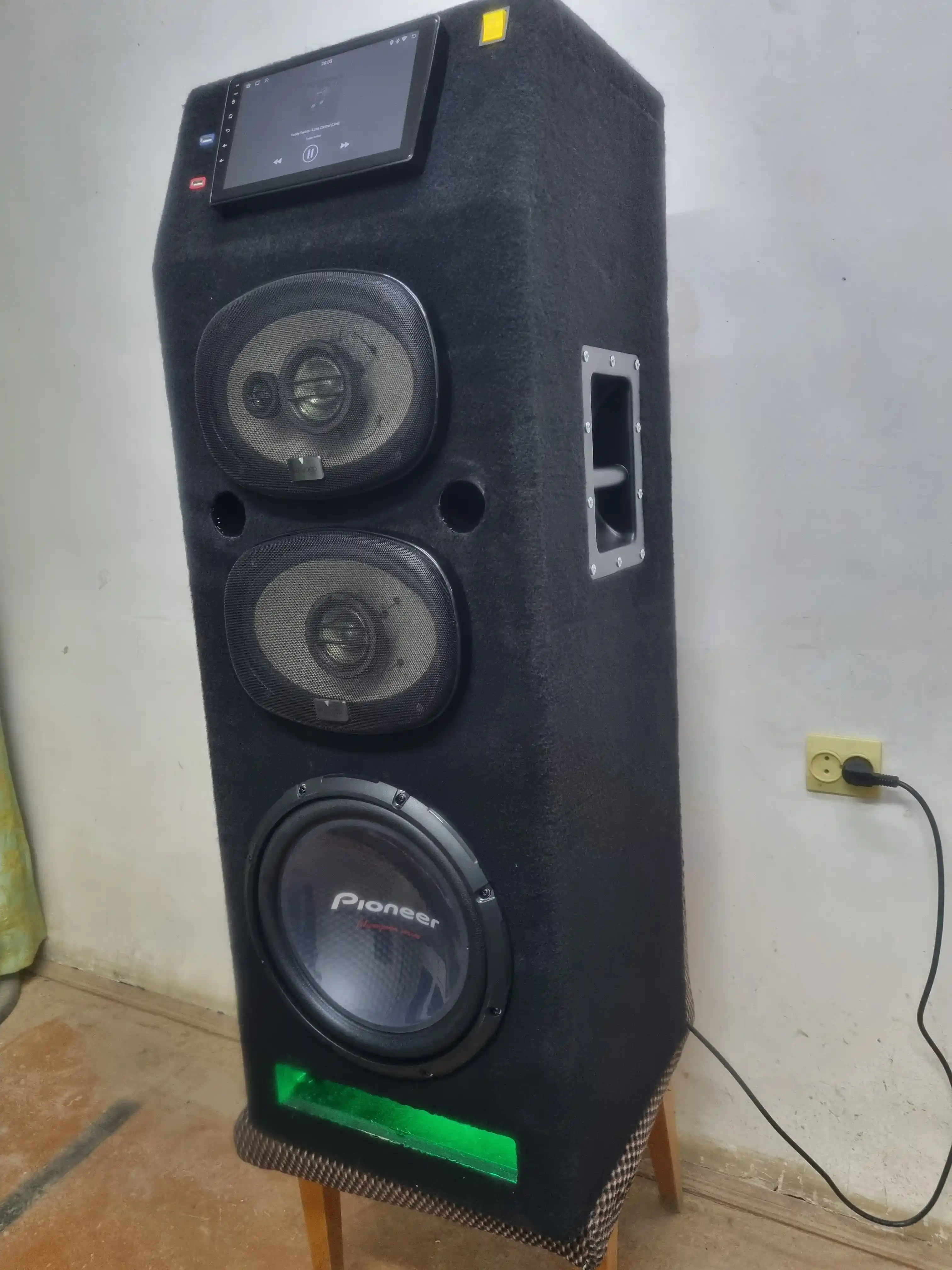 Сабвуфер Pioneer TS-W310D4, мощностью 1400 Вт