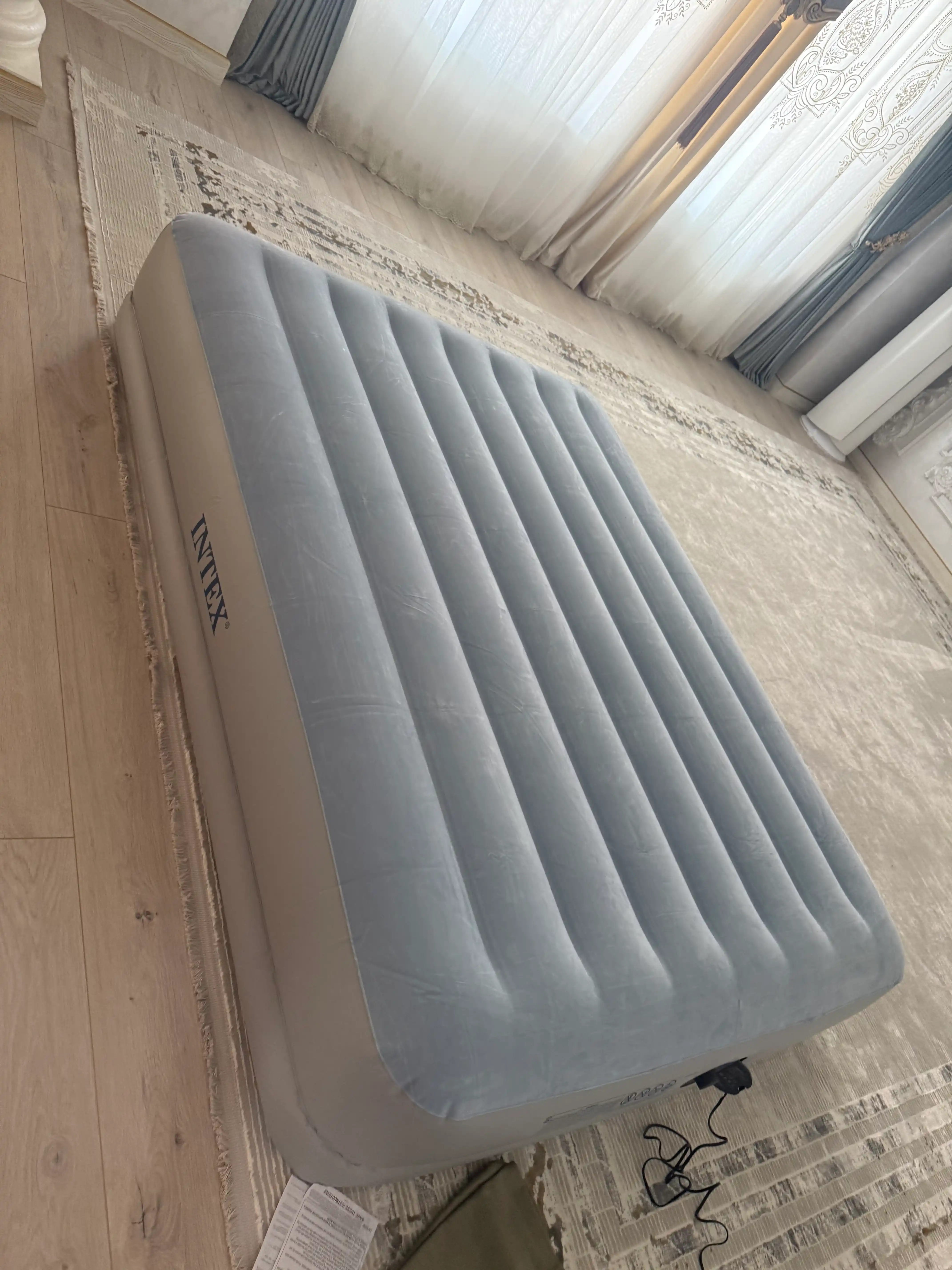 Puflanadigan ikki kishilik matras, o'rnatilgan nasos USB, 152 * 203 * 36 sm, Intex 64159