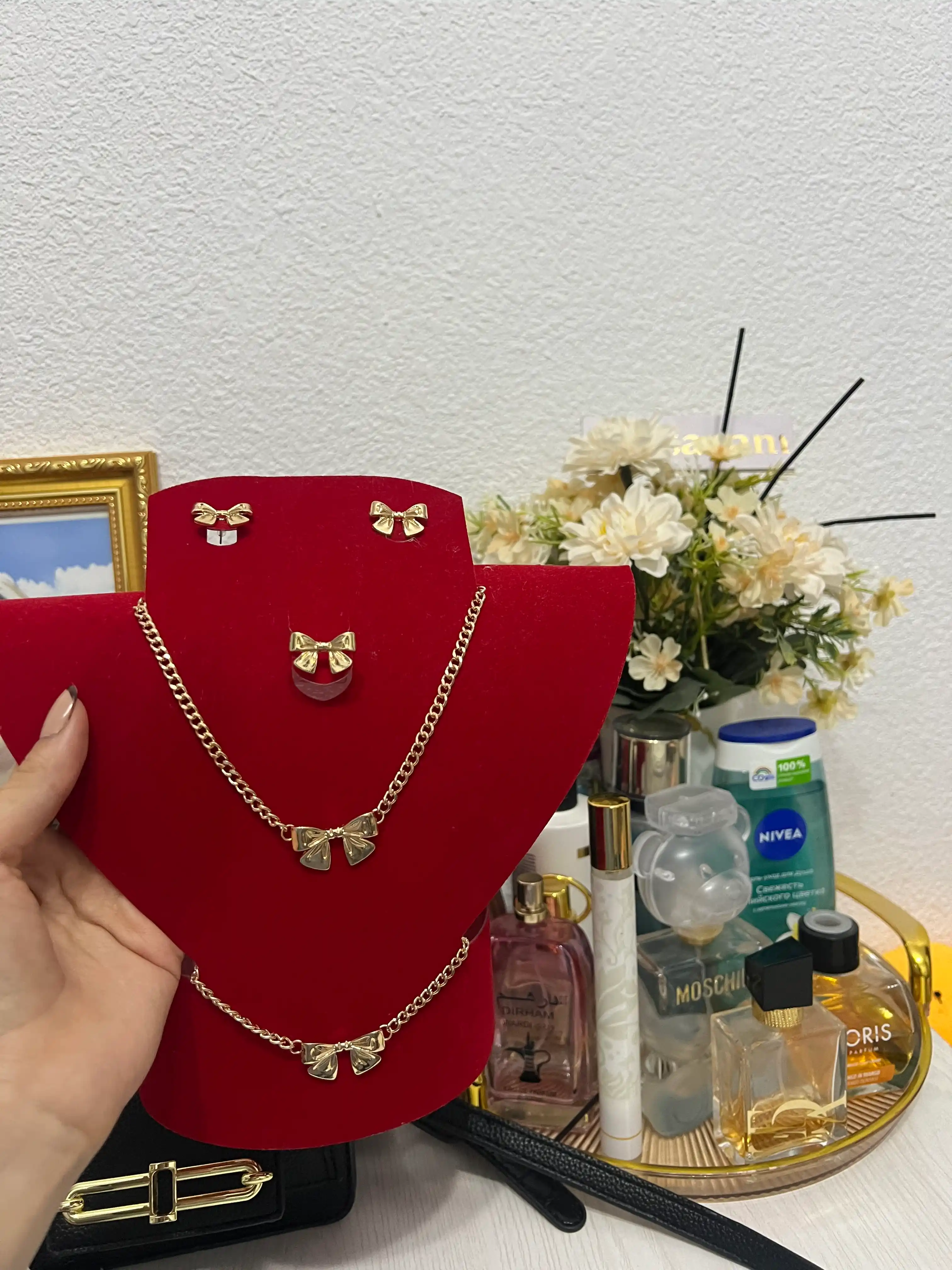 Ayollar uchun taqinchoqlar to'plami