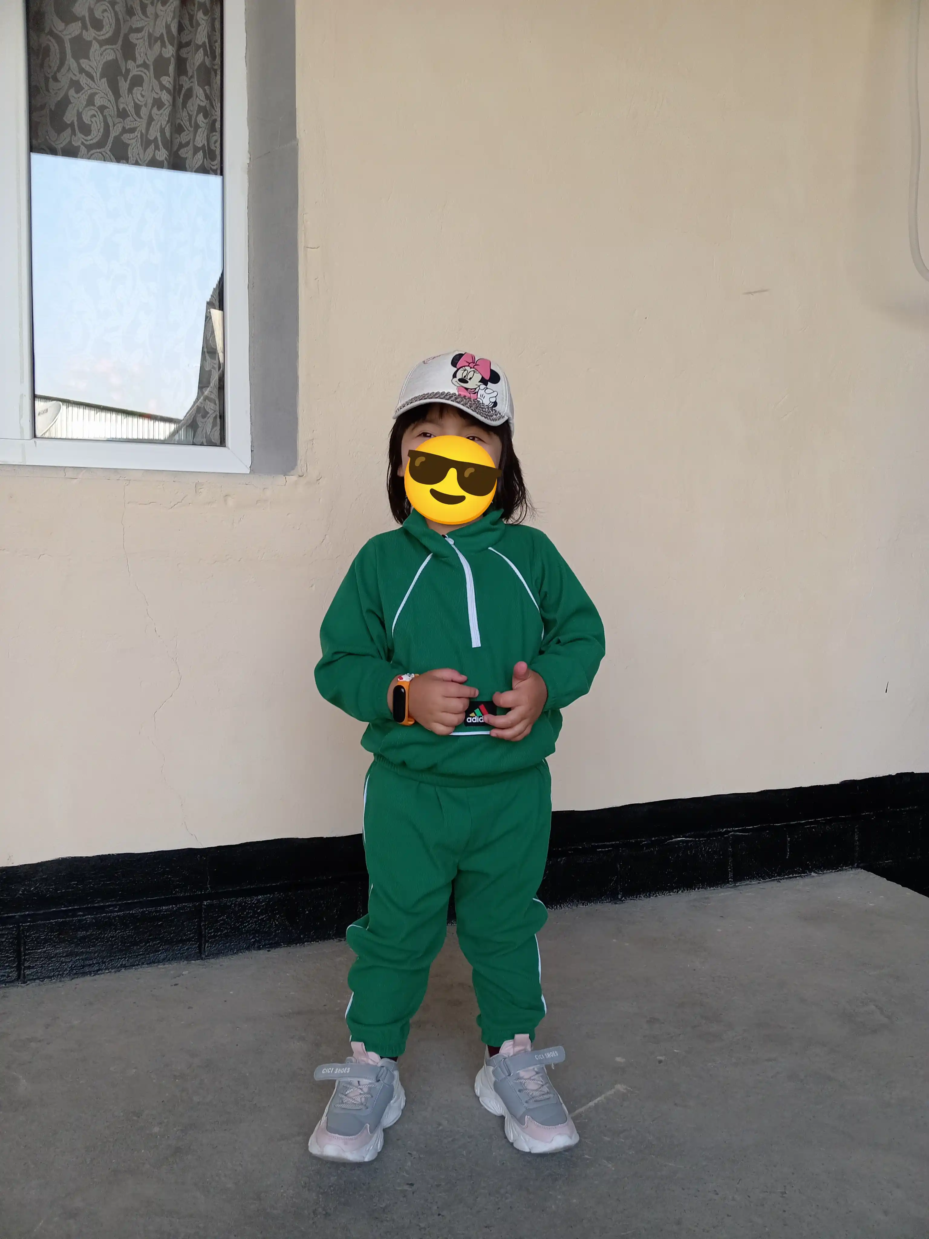 Qizlar va o‘g‘il bolalar uchun velvetdan tikilgan sport kostyumi, 3-5 yosh