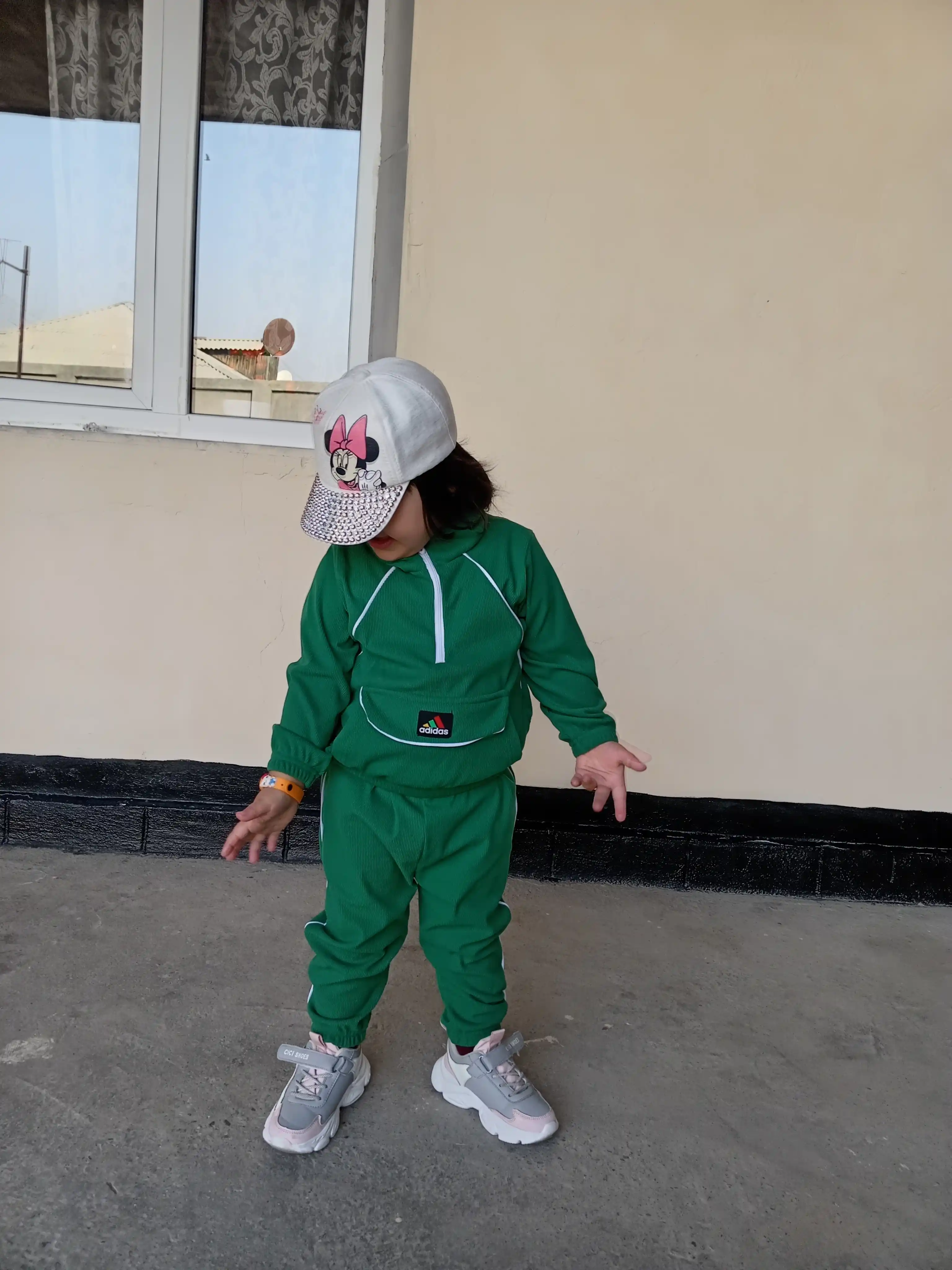 Qizlar va o‘g‘il bolalar uchun velvetdan tikilgan sport kostyumi, 3-5 yosh