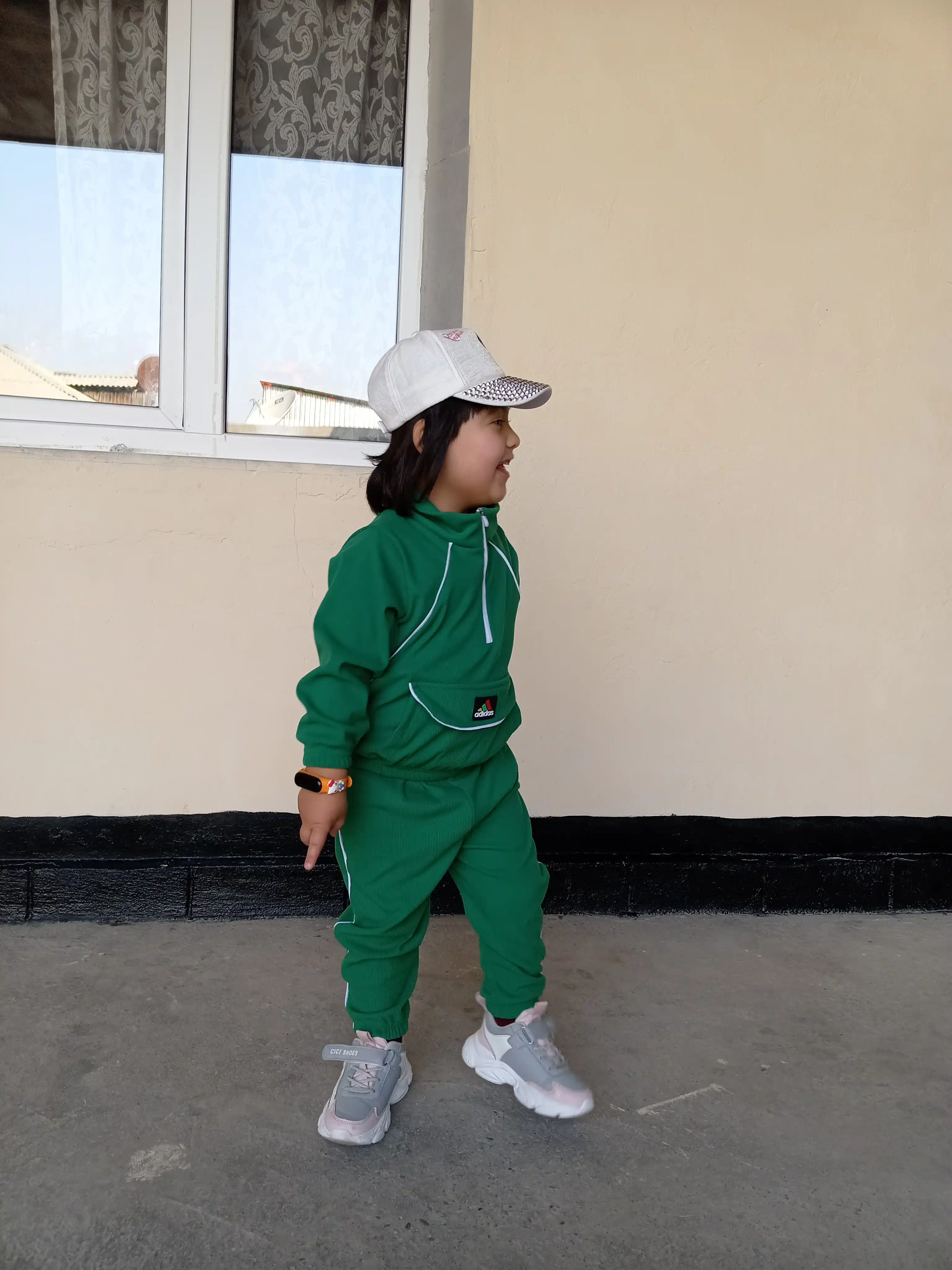 Qizlar va o‘g‘il bolalar uchun velvetdan tikilgan sport kostyumi, 3-5 yosh