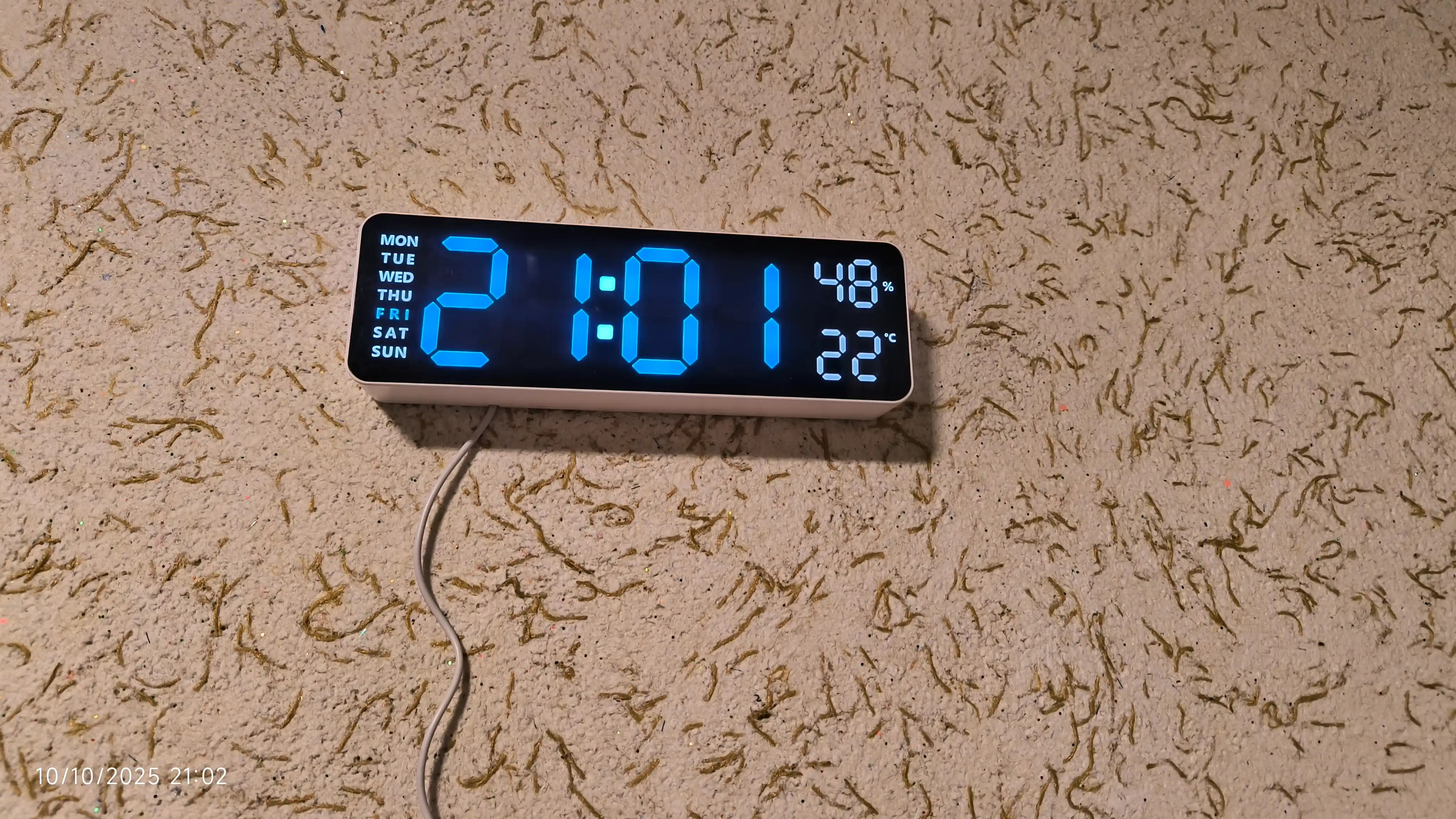 Ko‘p funksiyali stol va devor LED soatlari