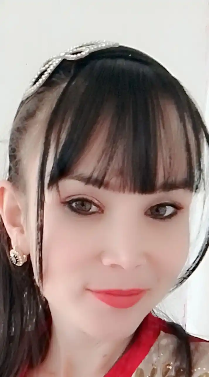 Soxta cholka, yuzga yaqin iplar bilan, qisqichli ulama sochlar