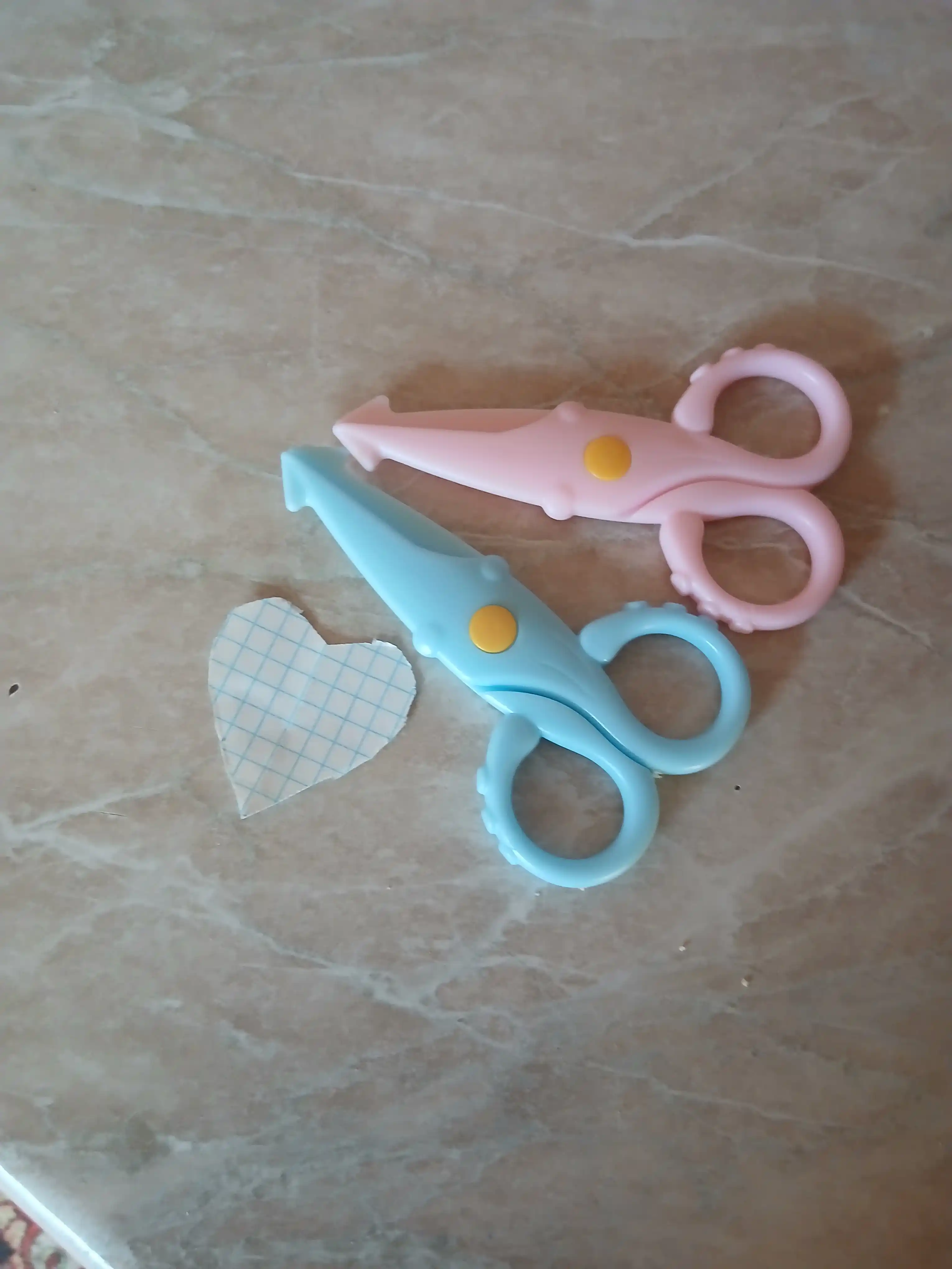 Xavfsiz plastik qaychi
