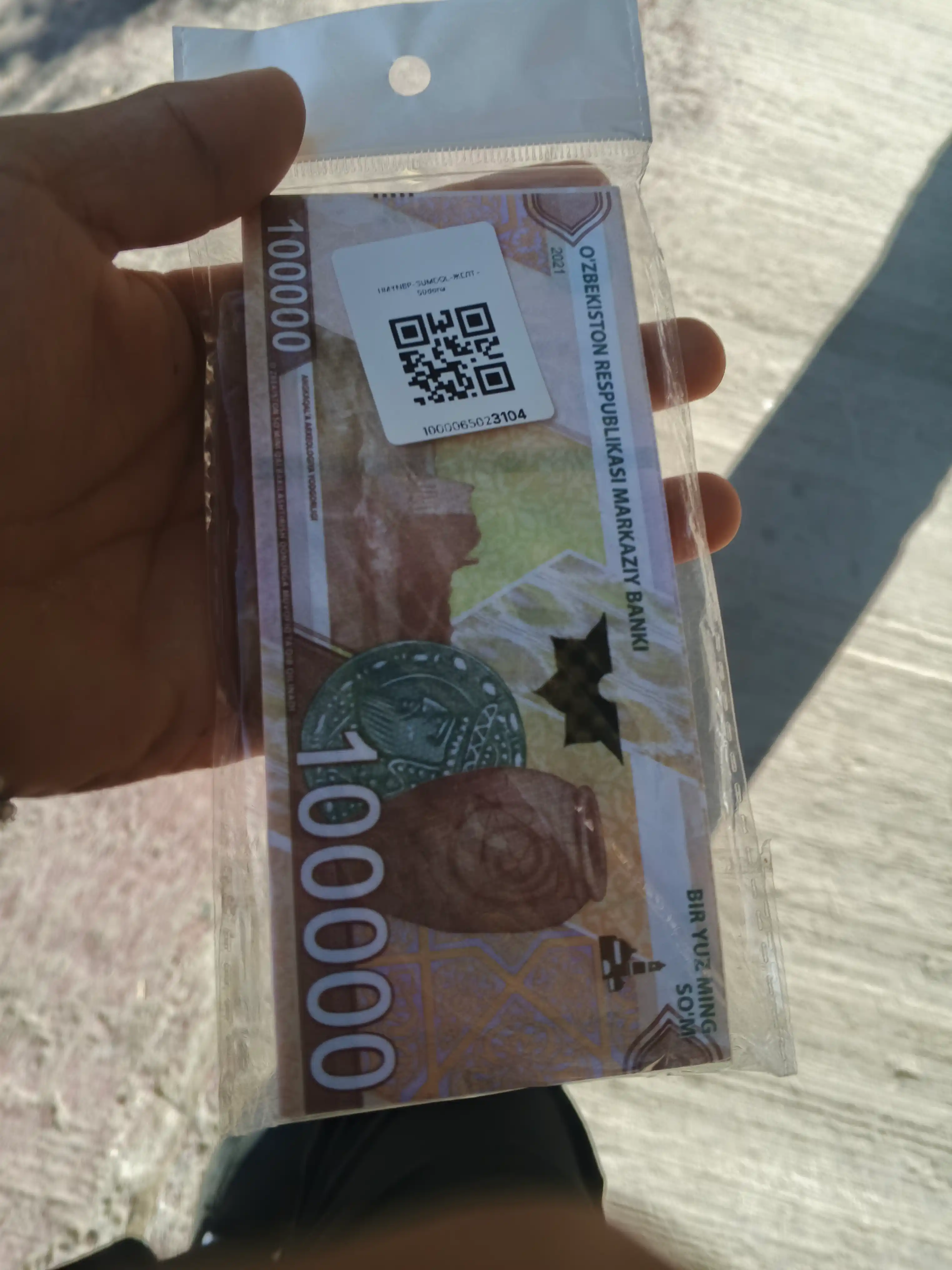 Suvenir pullar, so‘m va dollar kupyuralari, 50 ming, 100 mimg, 200 ming, 50$, 100$