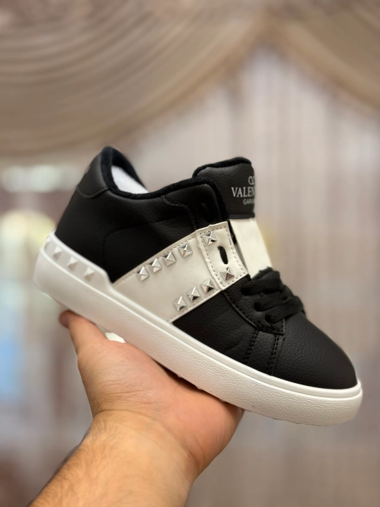 Valentino Garavani Valentino ayollar krossovkasi, kuz va qish uchun soch turmagi bilan.  36-41.