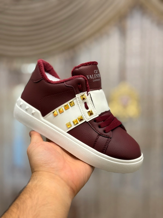 Valentino Garavani Valentino ayollar krossovkasi, kuz va qish uchun soch turmagi bilan.  36-41.