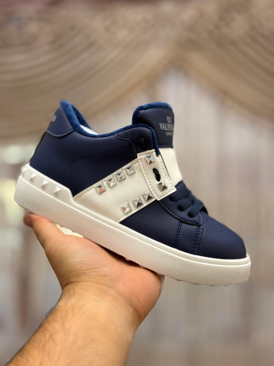 Valentino Garavani Valentino ayollar krossovkasi, kuz va qish uchun soch turmagi bilan.  36-41.