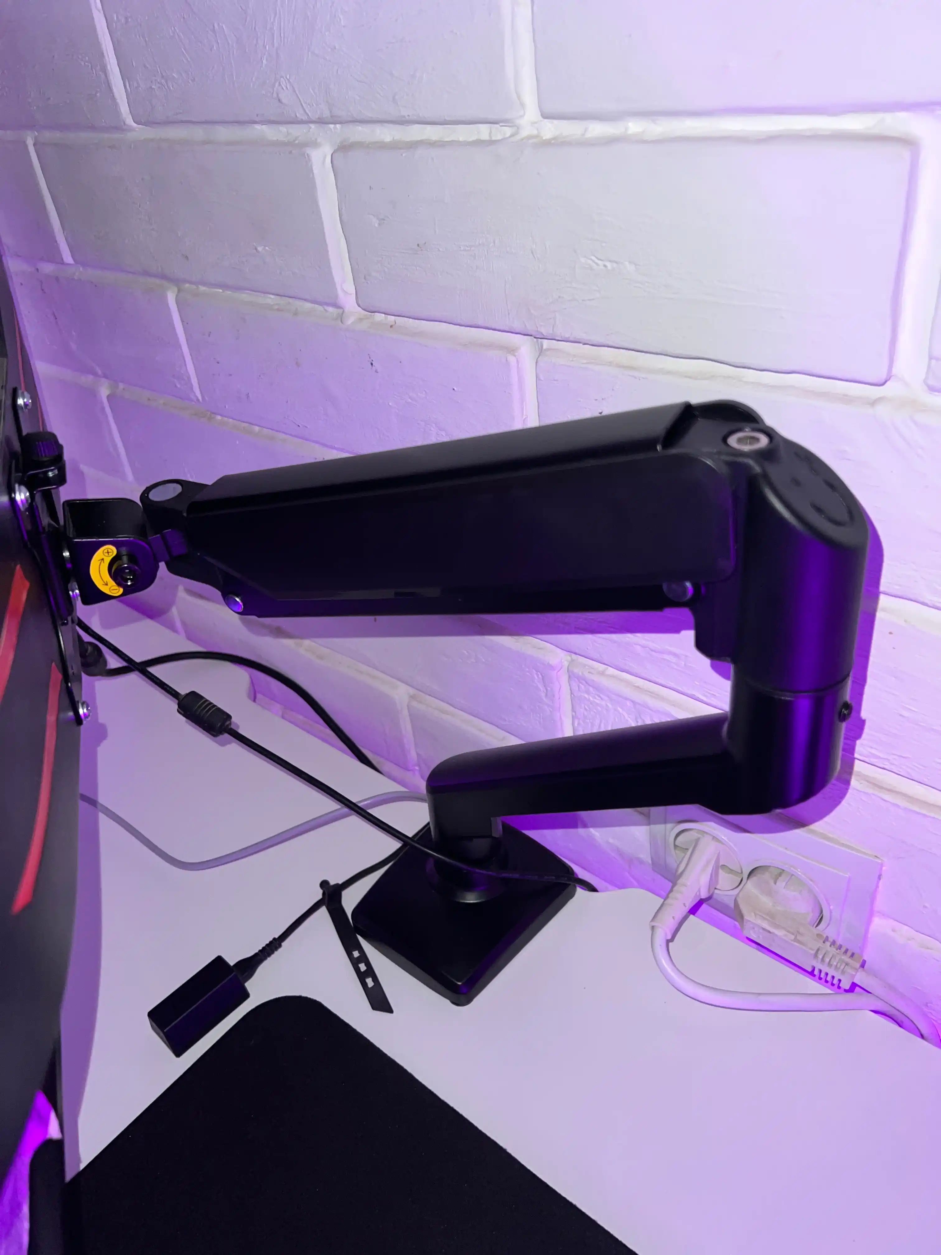 Monitorlar uchun kronshteyn M1. Stolga buriluvchan kronshteyn, monitor uchun