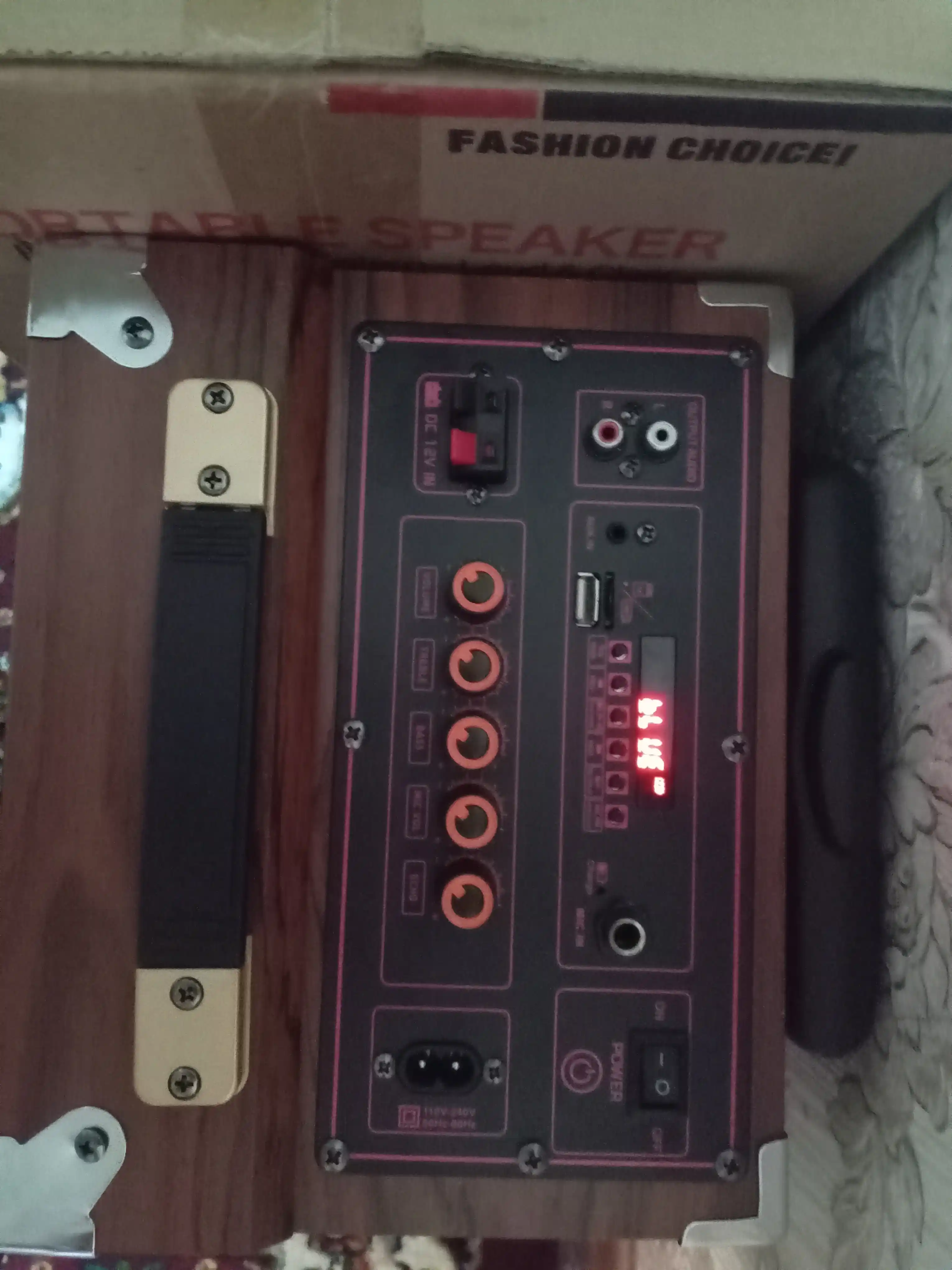 Portativ kalonka karaoke BAAB bluetooth simsiz mikrafon va boshqaruv pultga ega