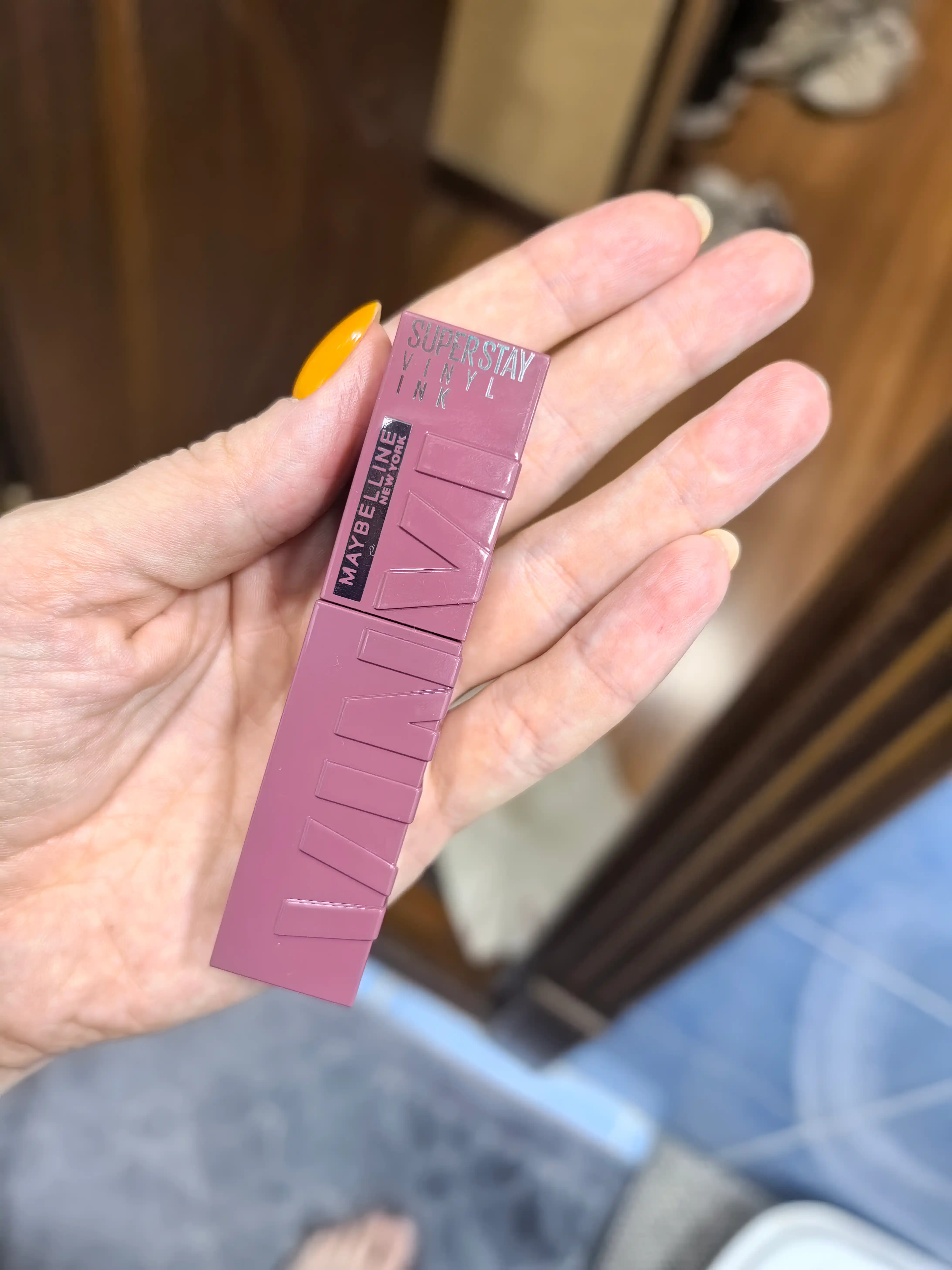 Lab uchun bo'yoq Maybelline New York Super Stay Vinyl Ink, ton 40 