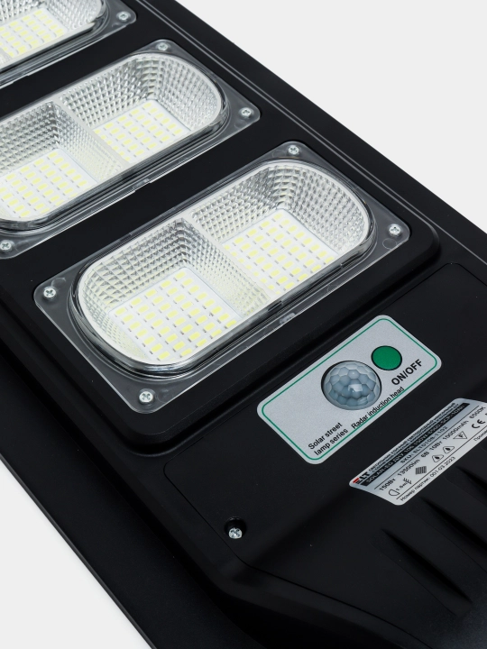 Tashqi quyosh panelli LED proyektor 150–300 Vt, sensor va pult bilan boshqariladi