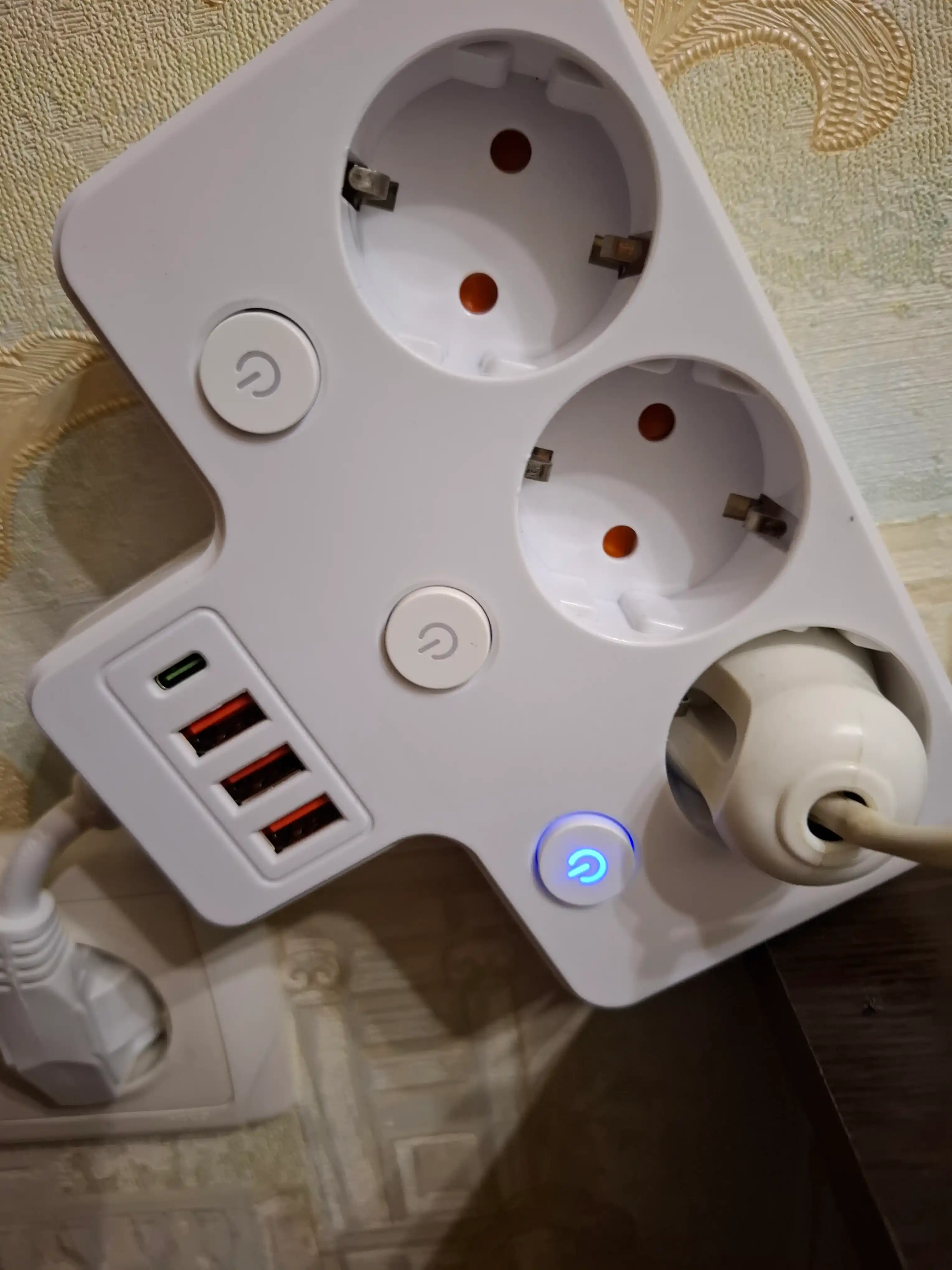 Розетка EU с USB быстрая зарядка белый, с 3 usb, Type-C и выключателем розеток