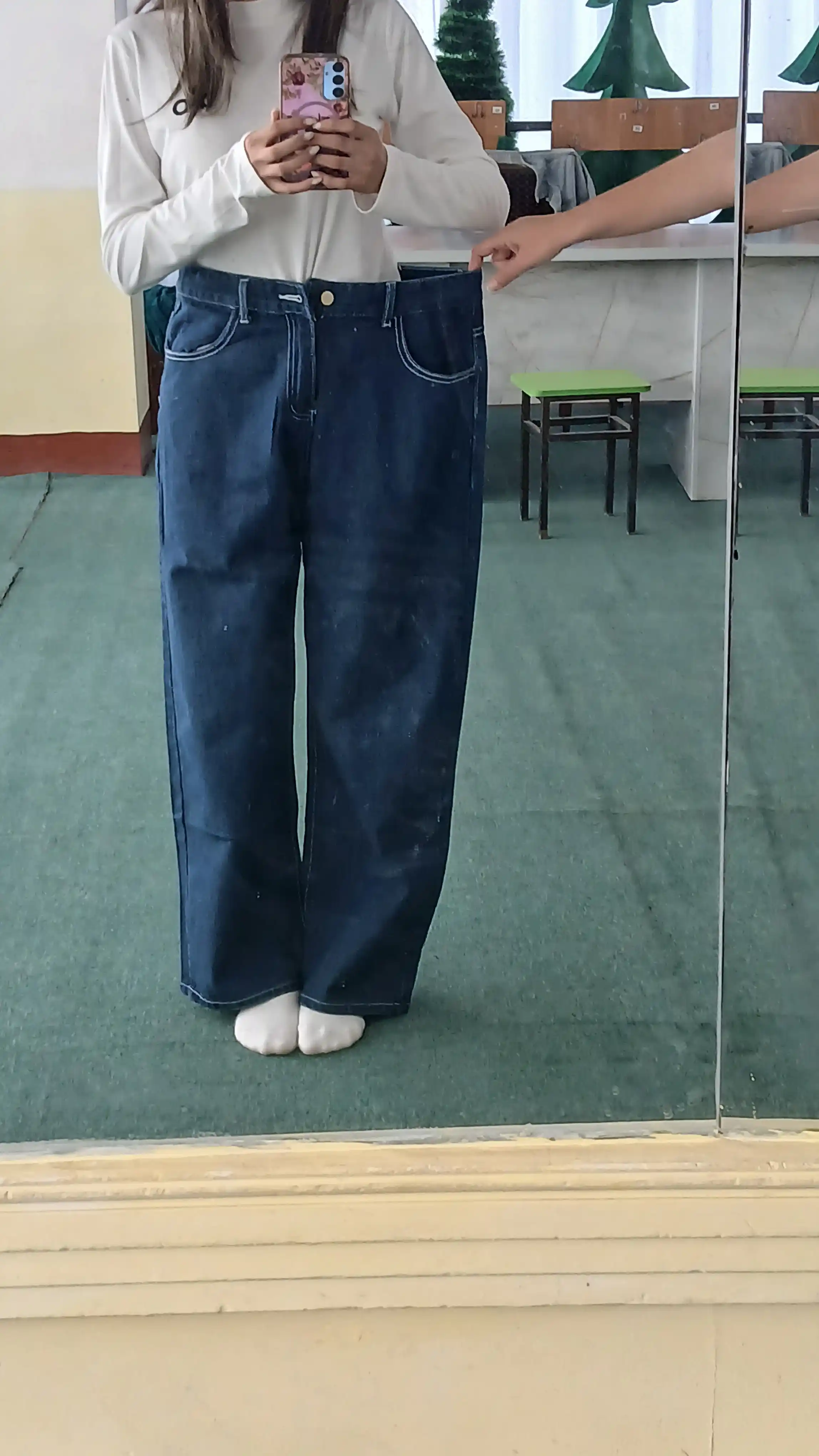 Ayollar baggilari keng, to‘g‘ri, katta o‘lchamli, zamonaviy, koreys uslubidagi keng jinsi