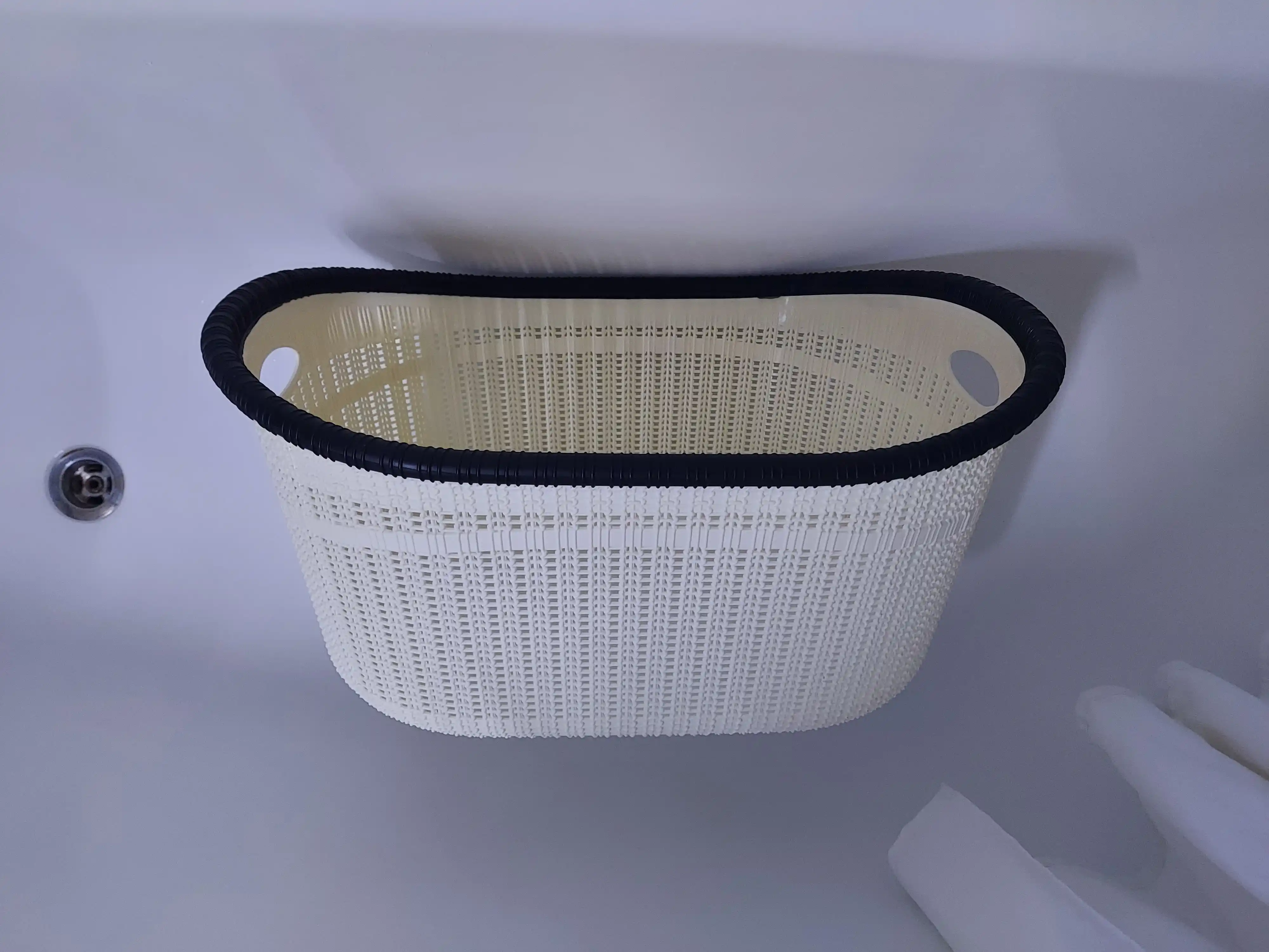 Kir va o‘yinchoqlar uchun to‘qilgan uslubdagi plastik savat