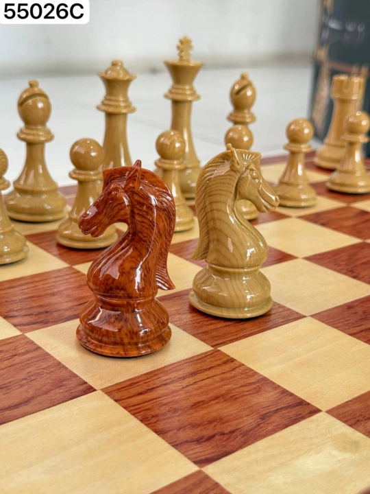 Yog‘och qutidagi metall Kasparov shaxmati