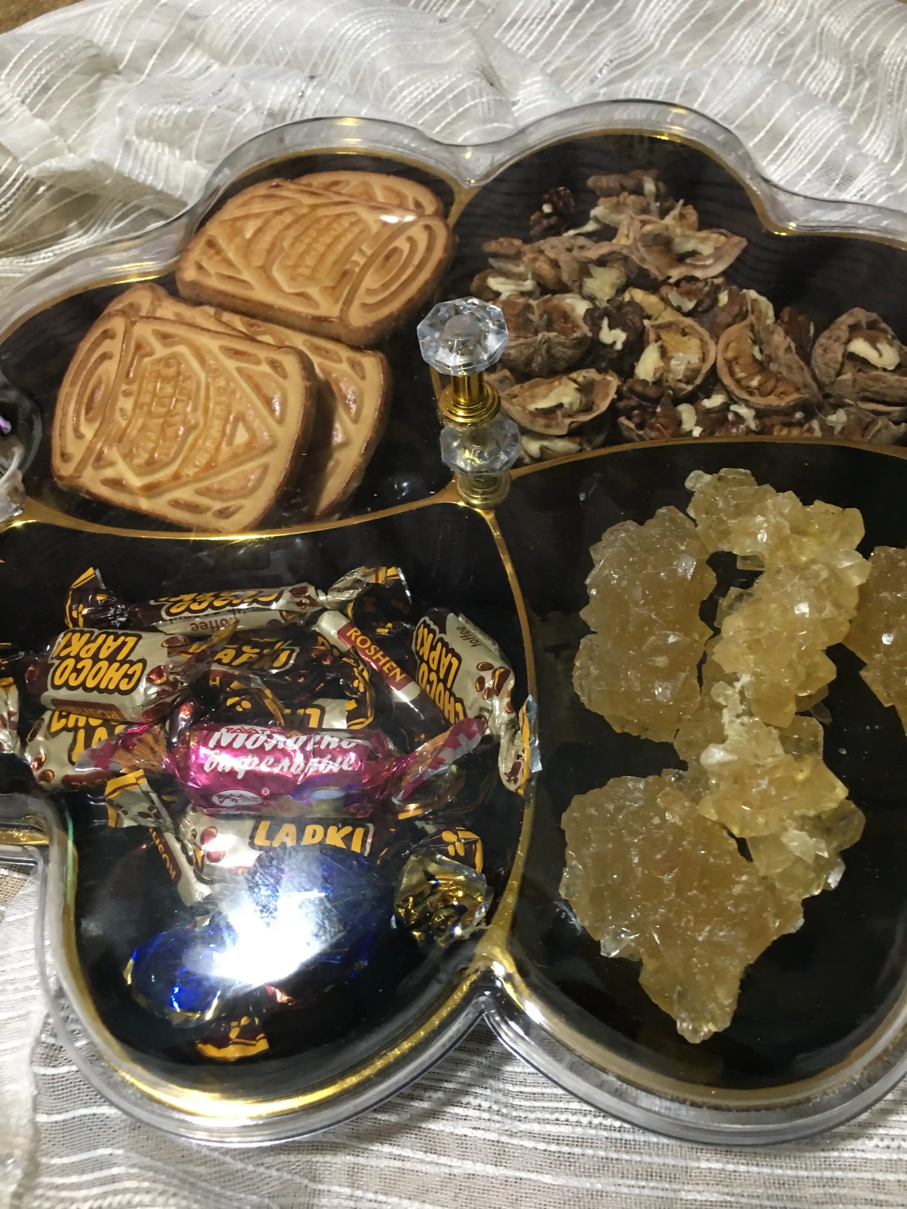 Shirinlik va quruq mevalar uchun shaffof qopqoqli likopcha-organayzer, 4 bo'limli