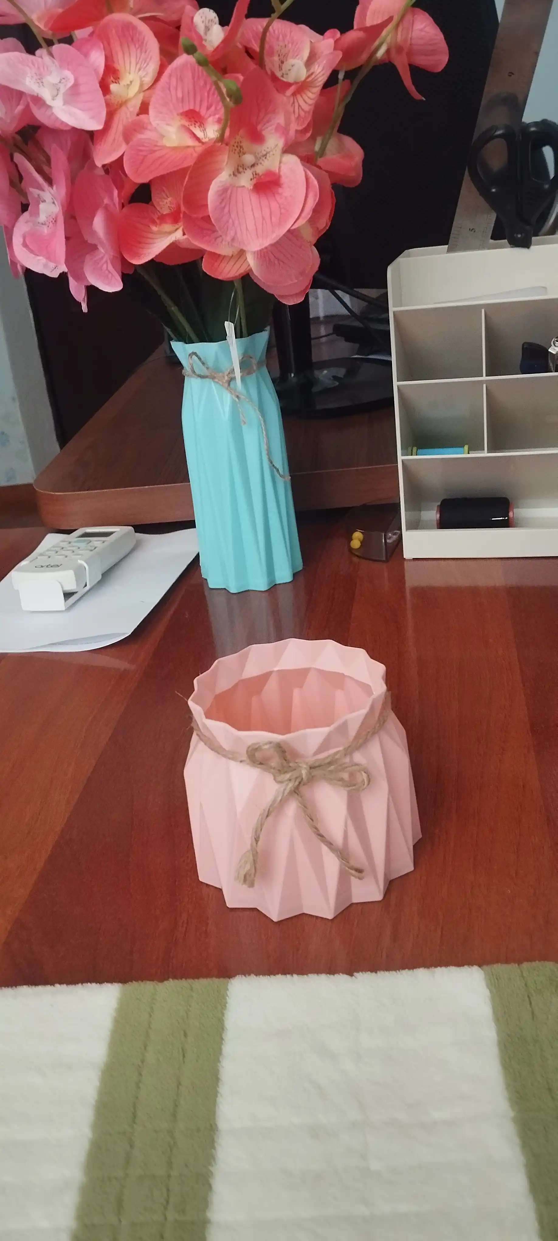 Uy va stol bezagi uchun dekorativ plastik vaza - zamonaviy kashpo, yengil va chidamli