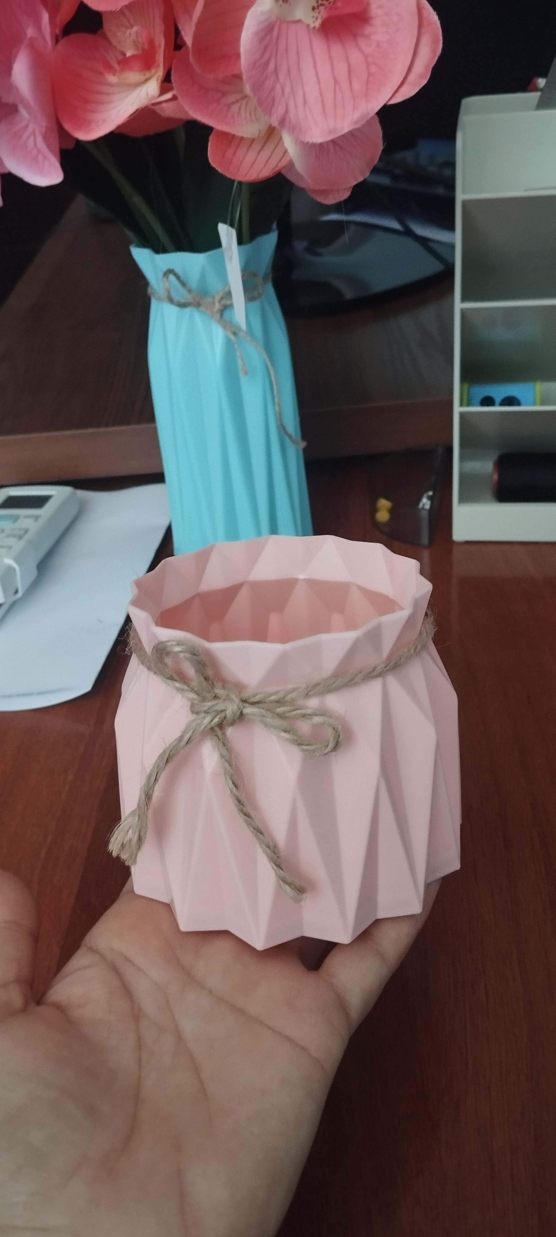 Uy va stol bezagi uchun dekorativ plastik vaza - zamonaviy kashpo, yengil va chidamli